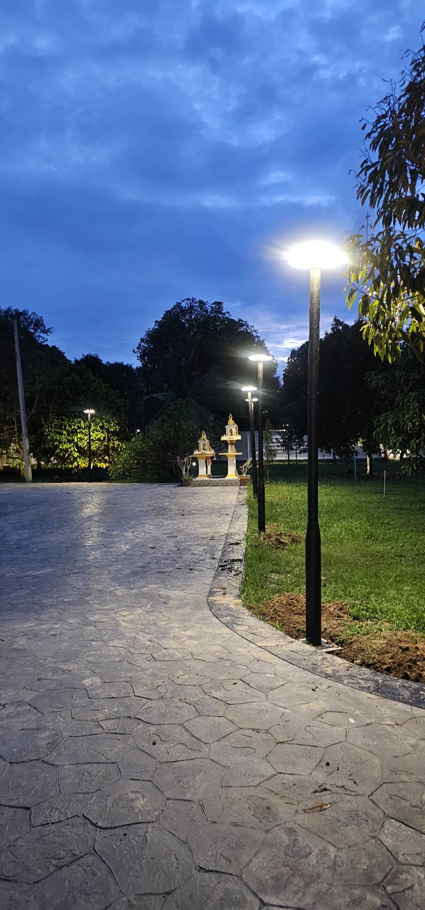 ชุดเสาพร้อมโคม SET A (โคมไฟโซล่าเซลล์ UFO SLT39-300W + เสาเหล็กดำสูง 2.82 เมตร)(เปิดได้ 3 แสง)