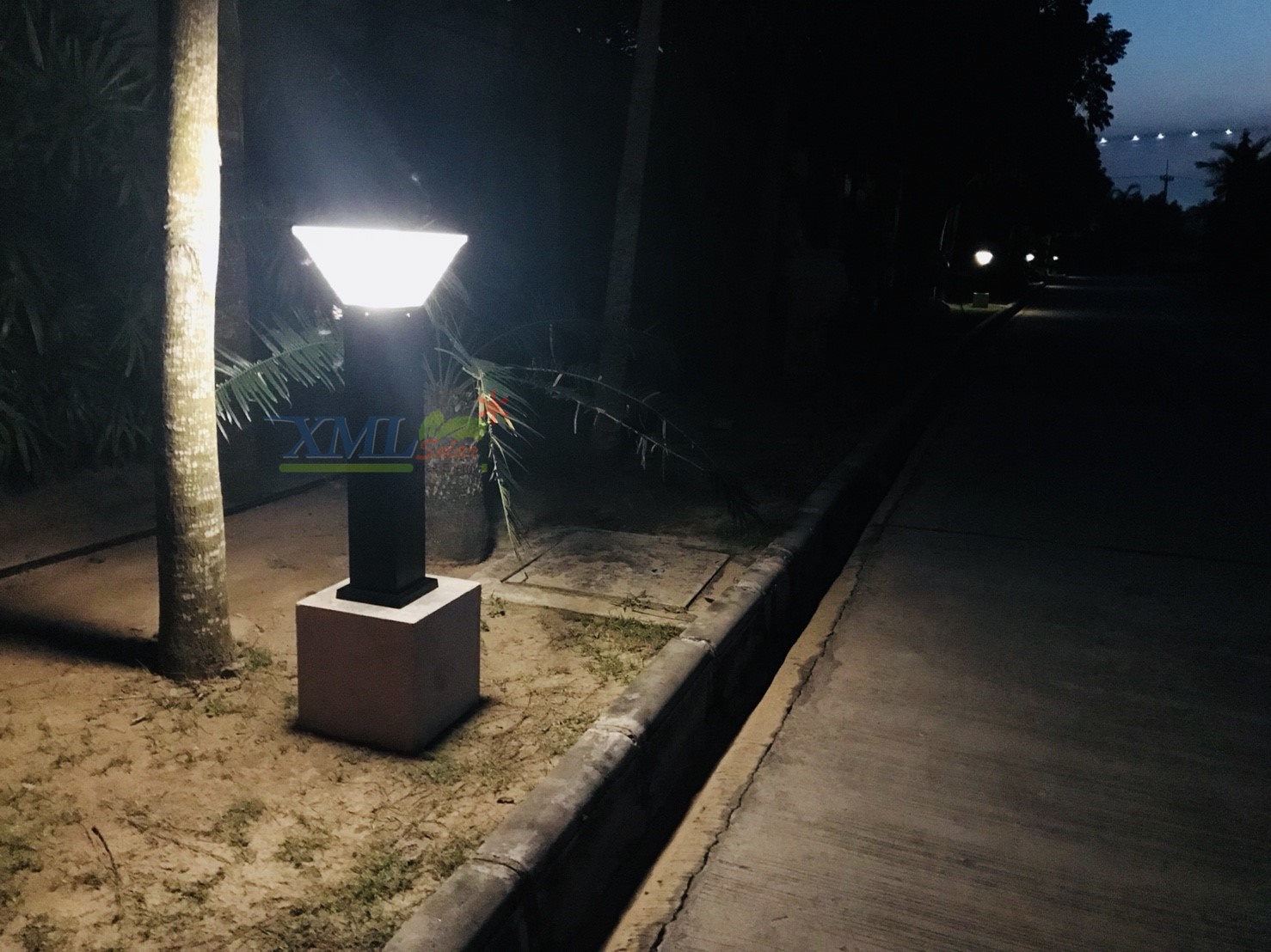 ไฟตั้งพื้นโซล่าเซลล์ ทรง พีระมิด สีดำ โคมใส (80 cm) (แสง : ขาว + เหลืองวอมไวท์)