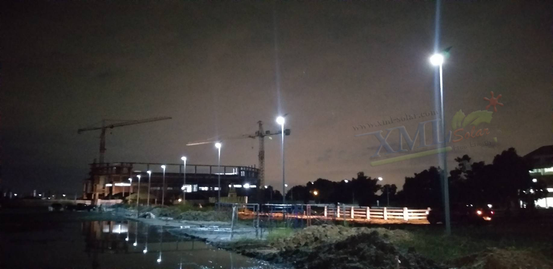 โคมไฟถนนโซล่าเซลล์อัจฉริยะ (รุ่น 9,000Lumens + แผง 100 W) (แสง : ขาว)