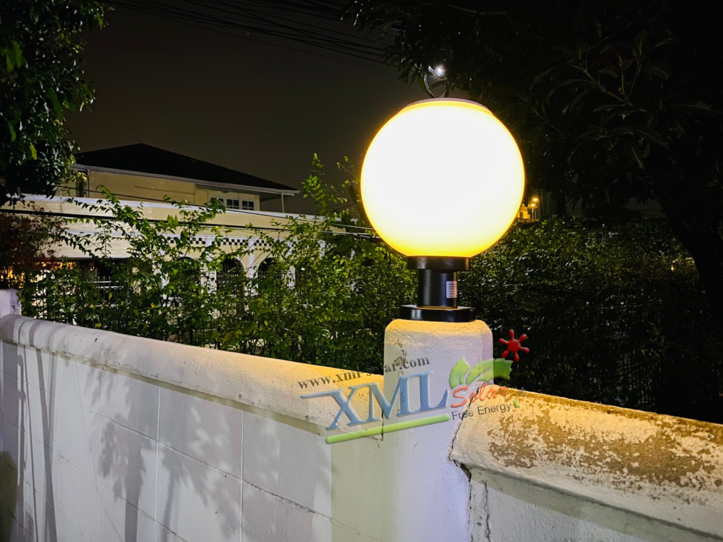 โคมไฟหัวเสาโซล่าเซลล์ ทรงกลมฐานดำ (25 ซม.) + Remote (เปิดได้ 3 แสง)+AC