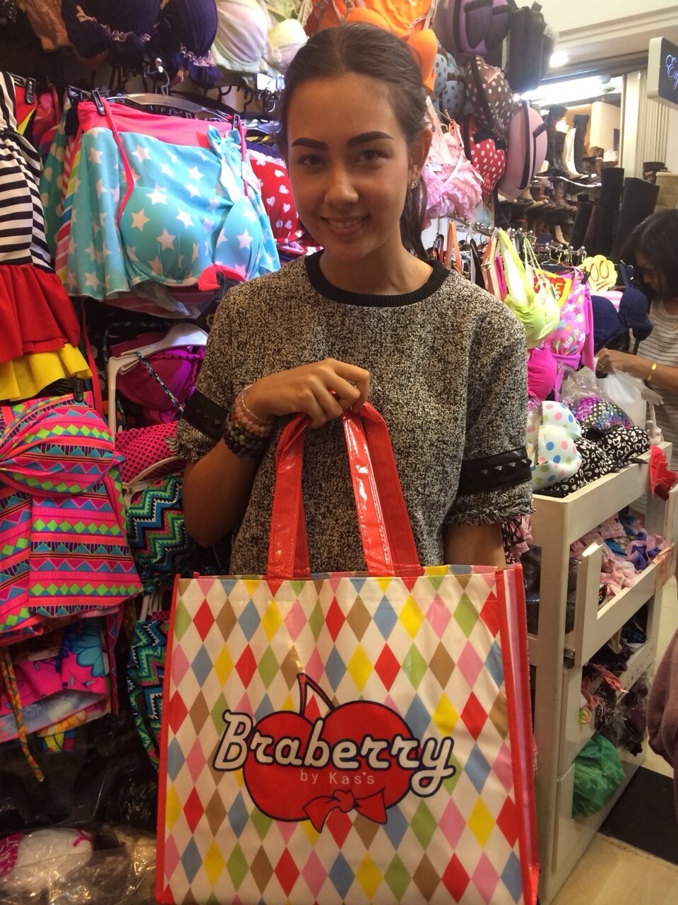 Braberry bag กระเป๋าของทางร้าน ลายสวยน่ารัก ใบใหญ่ใส่ของได้เยอะ ใช้เป็นส่วนลดในการสั่งซื้อสินค้าได้ 5% ราคาใบละ 199 บาท