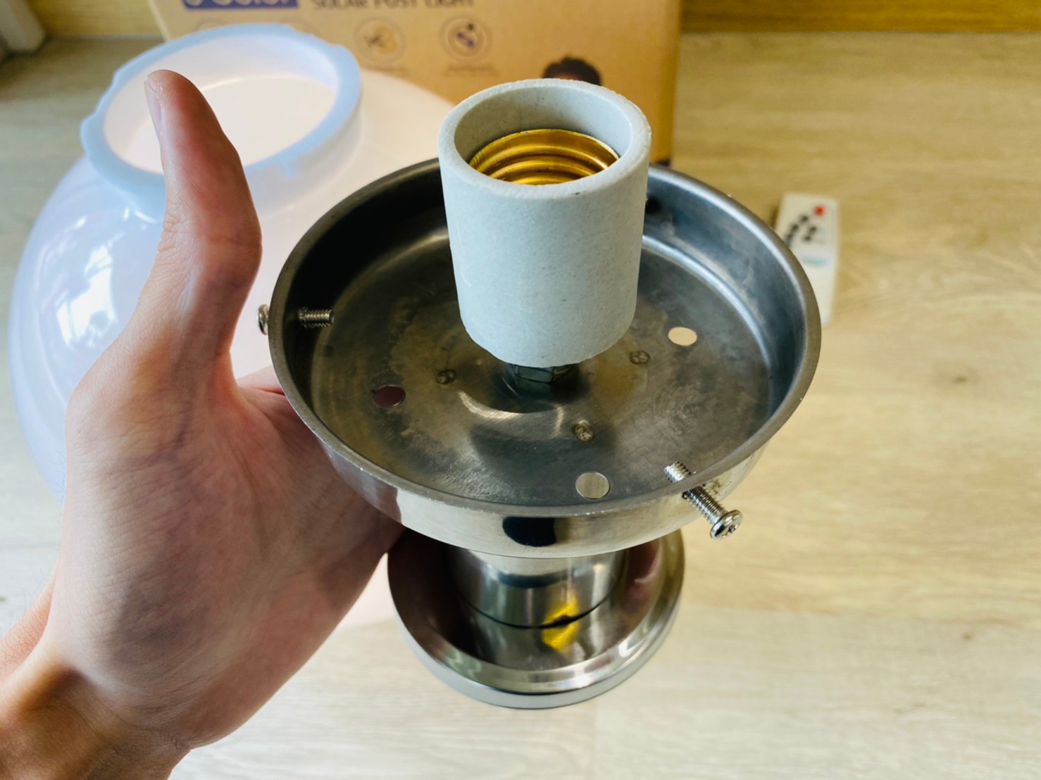 โคมไฟหัวเสาโซล่าเซลล์ ทรงกลมฐานสเเตนเลส (30 ซม.) + Remote (เปิดได้ 3 แสง)+AC