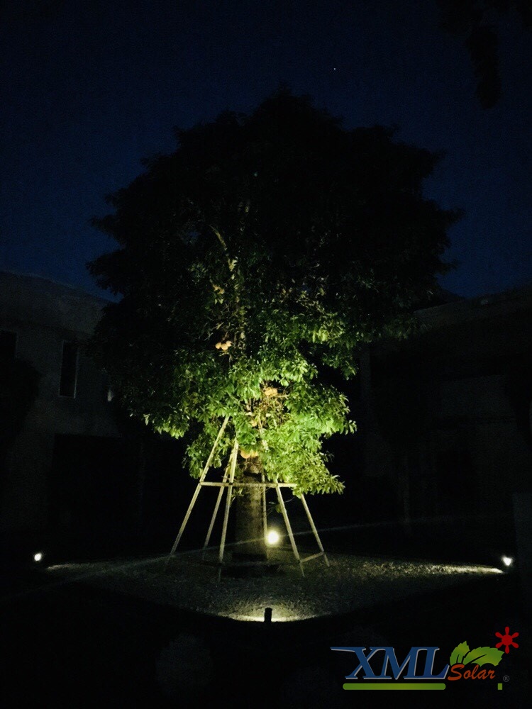 สปอร์ตไลท์ปักสนามโซล่าเซลล์ 7 LED(super bright) (เเสง : เหลืองวอมไวท์)
