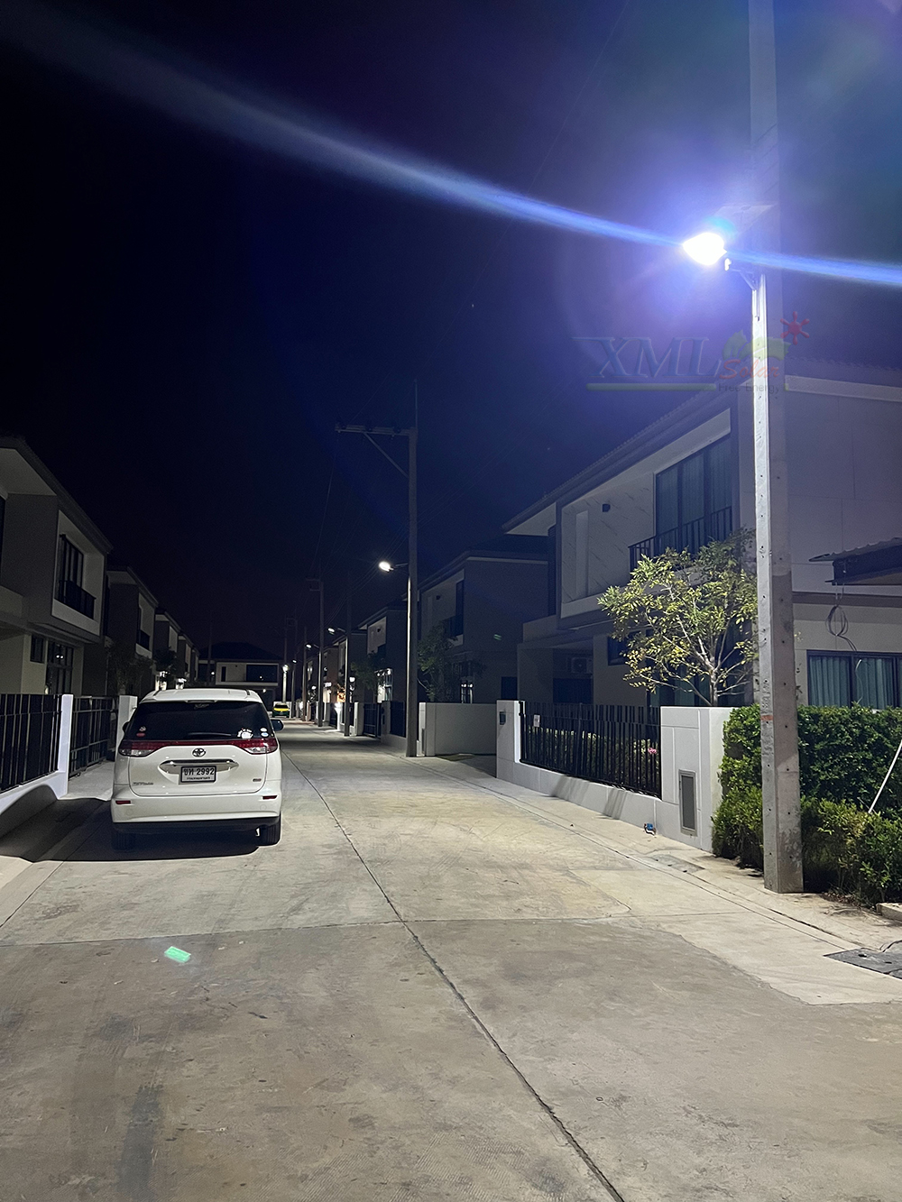 โคมไฟถนนโซล่าเซลล์อัจฉริยะ (รุ่น 9,000Lumens + แผง 100 W) (แสง : ขาว)