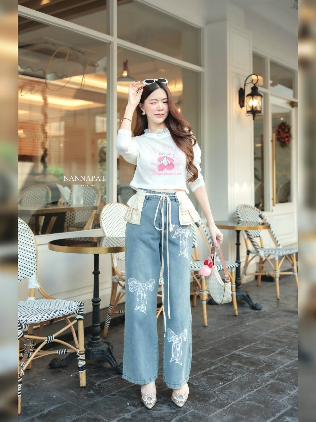 น่ารักตะโกนเลยค่าาชุดนี้ ใส่เที่ยวได้เลยน้าา ได้ไป 3 ชิ้นเลยคะ เสื้อผ้านุ่มๆ กับเชอร์รี่(เชอร์รี่) หวานๆ ใส่กับกางเกงยีนส์แท้ฟอกสีสวย ทรงโครตดี แต่งปักน่ารักมากคะ พร้อมระบายผูกเอมเป็นพร็อพน่ารักๆ โอ้ยงานดีเทลเยอะจนเกินเรื่องเกินราคามากคะคุณน้องงงง