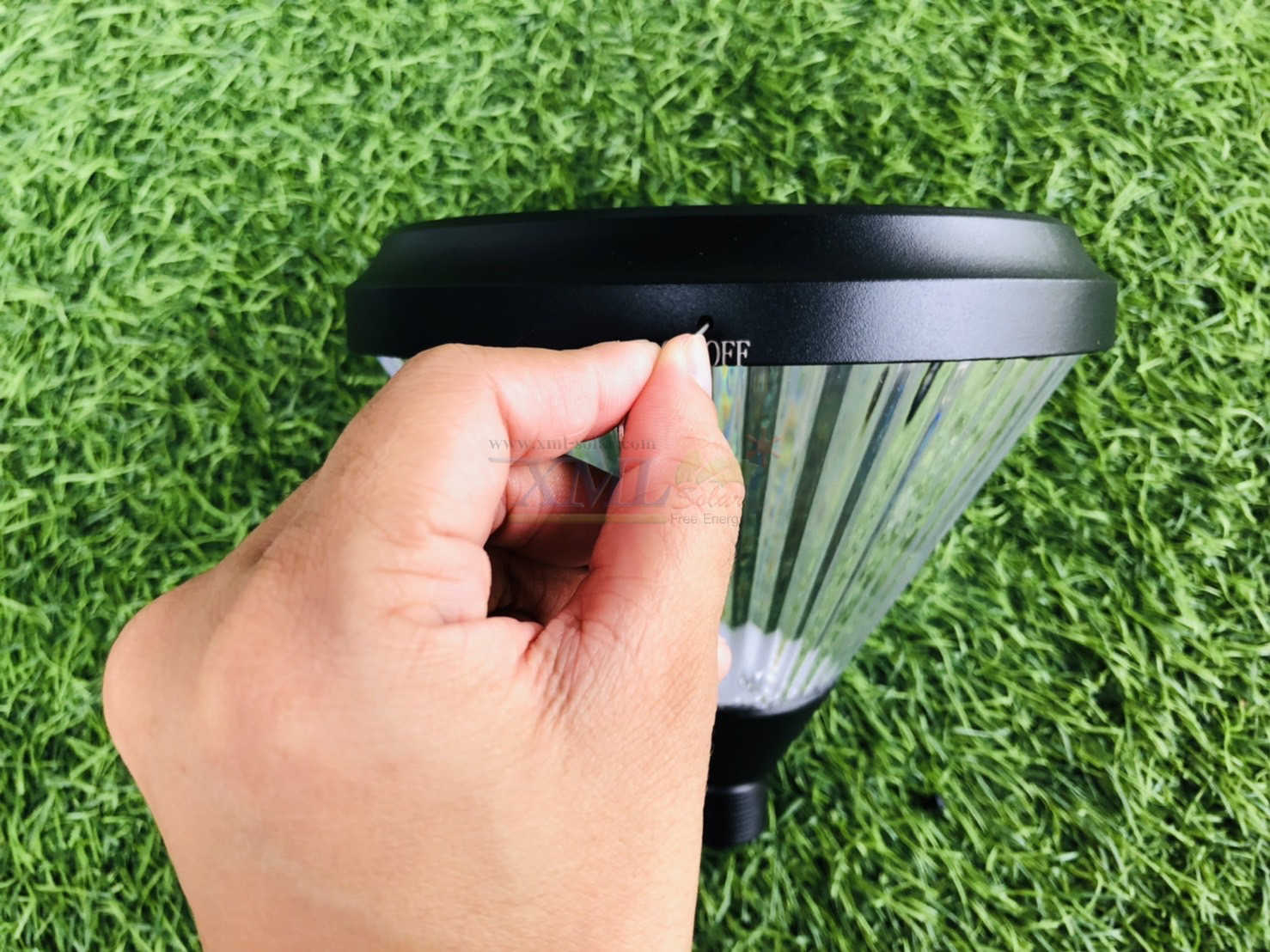 โคมไฟปักสนามโซล่าเซลล์ ทรงกรวย (แสง : เหลืองวอมไวท์)