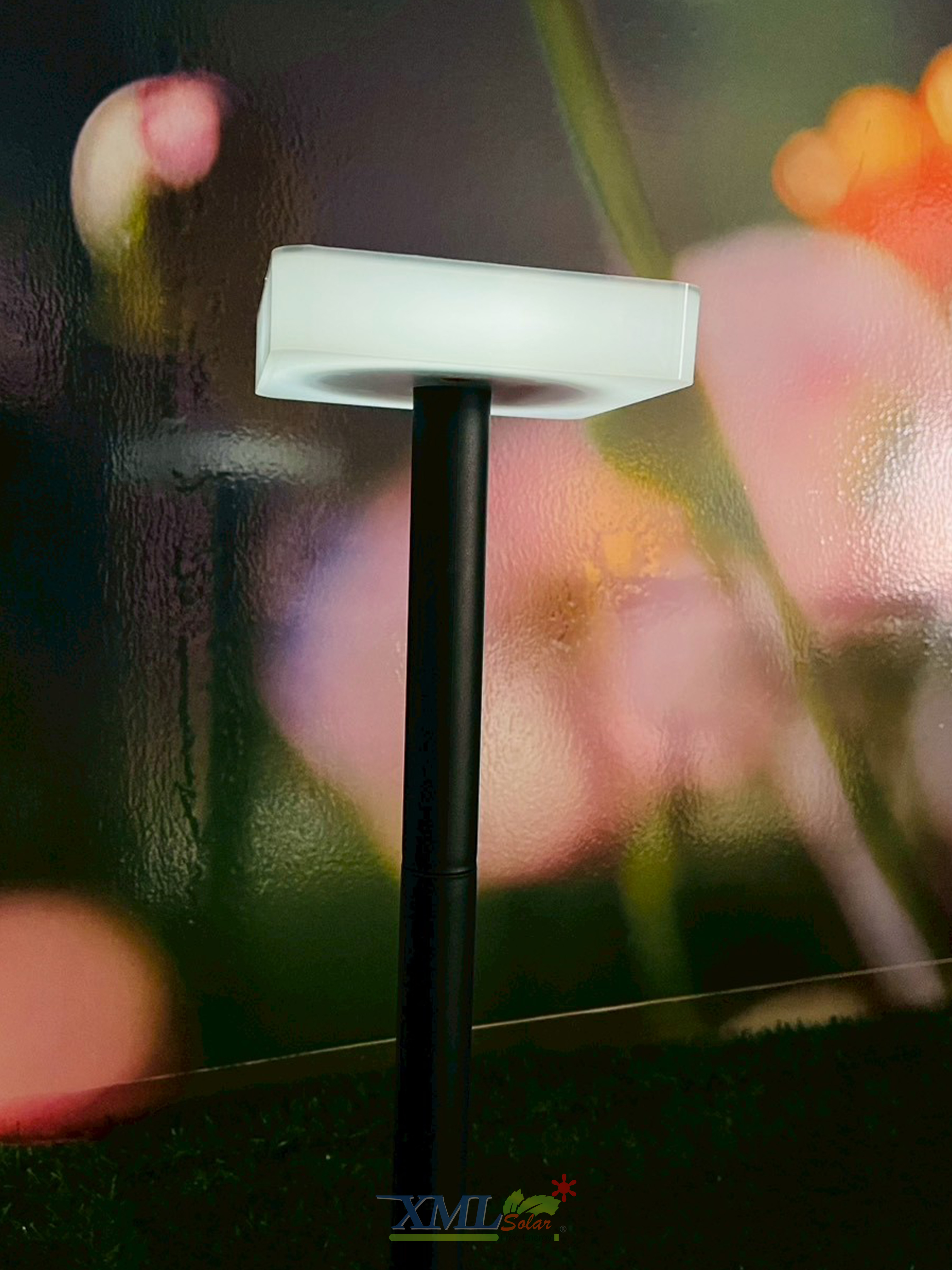 โคมไฟสนามโซล่าเซลล์ ทรงเหลี่ยม รุ่น DPD-0545 (แสง:ขาว + เหลืองวอมไวท์)