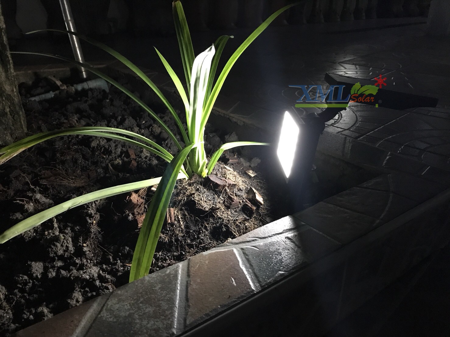 สปอร์ตไลท์ปักสนามโซล่าเซลล์ 48 LED (รุ่นเเบน) (เเสง : ขาว) 1 แถม 1