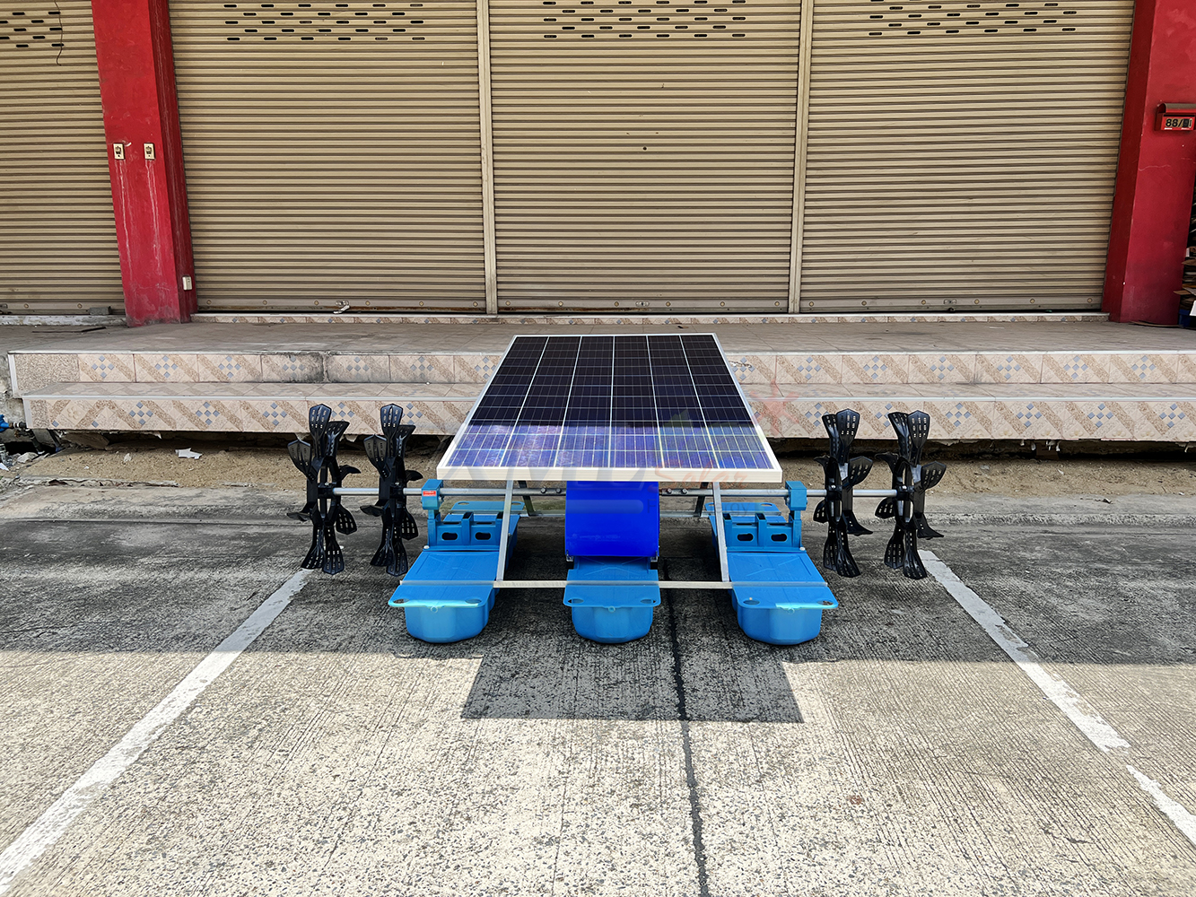 กังหันตีน้ำโซล่าเซลล์ รุ่นช้างน้อย 4 ใบพัด 3 ทุ่น