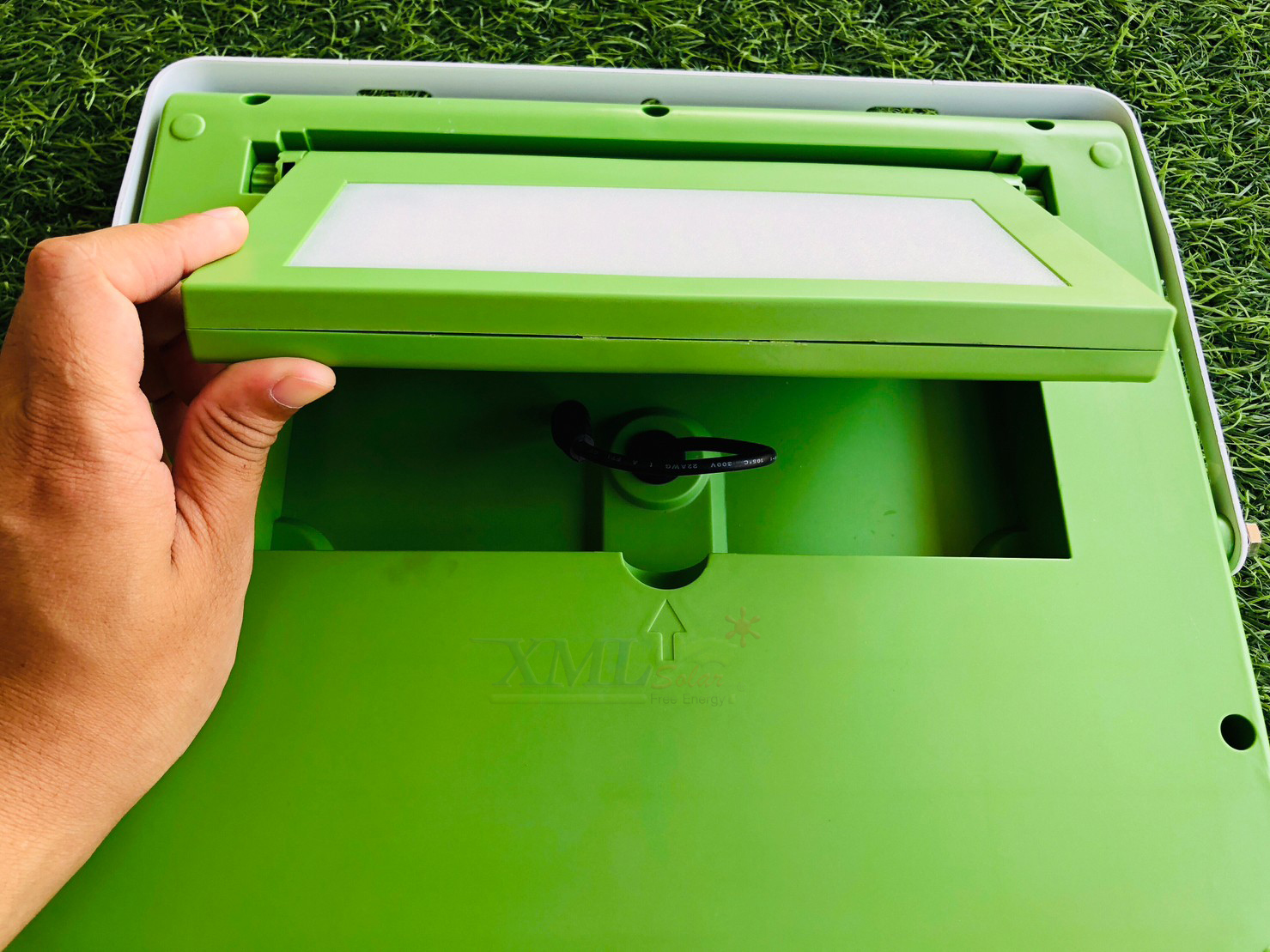 ไฟสปอตไลท์โซล่าเซลล์ 100 W รุ่น MD-PT19 (เปิดได้ 3 แสง)