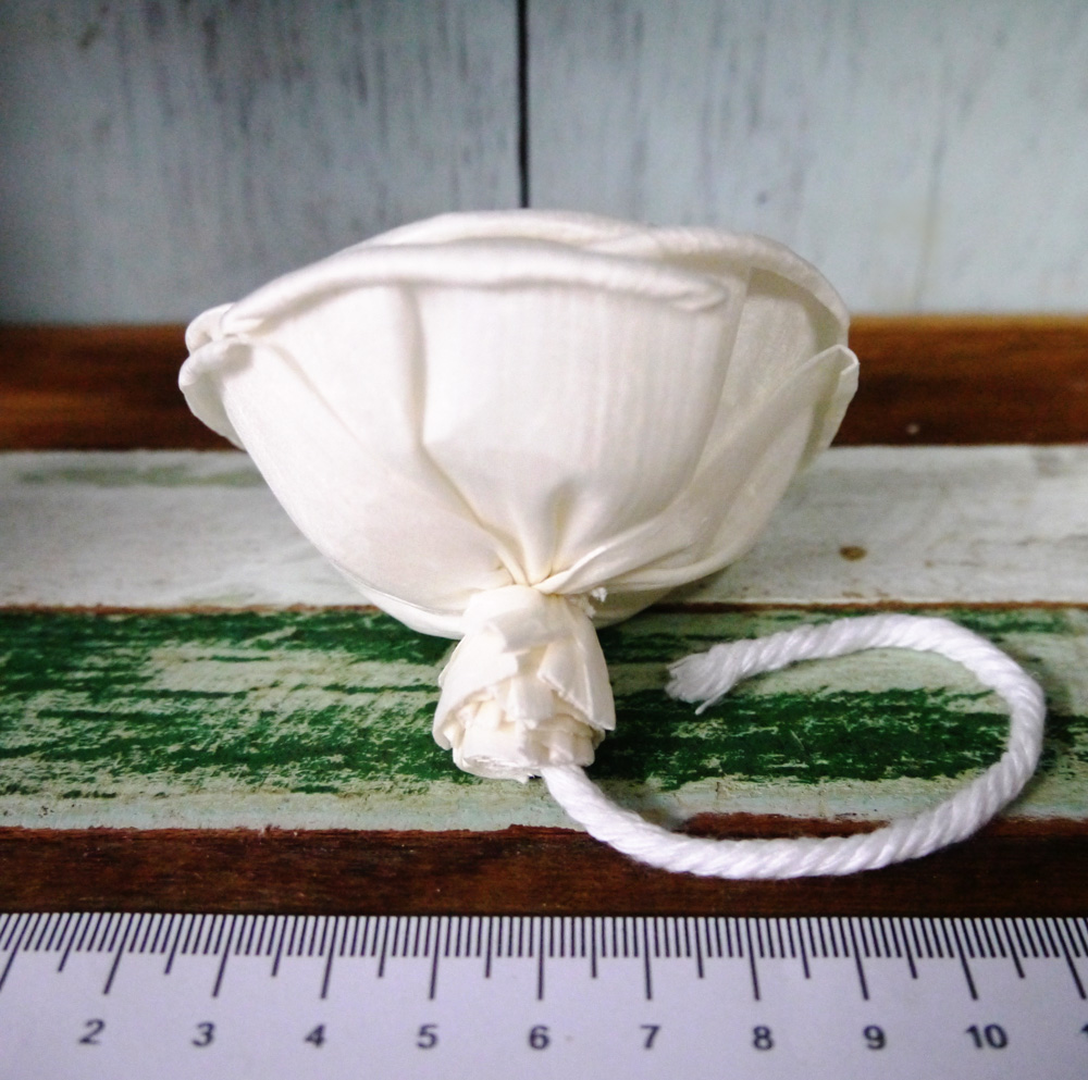 ดอกกุหลาบคลาสสิก 8cm ติดเชือก