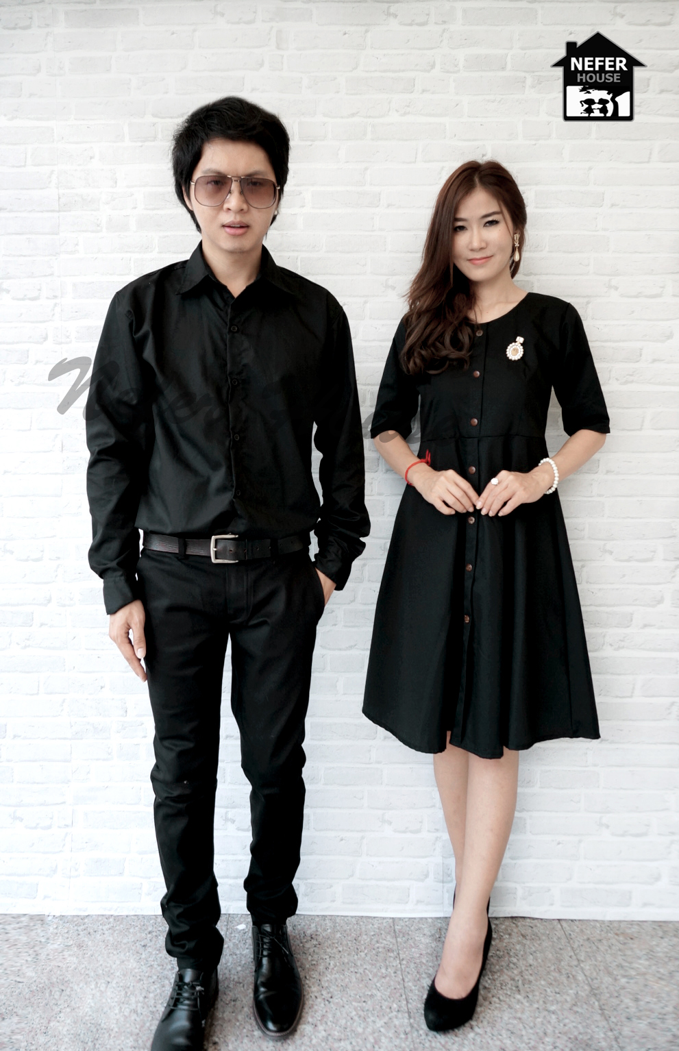 ﻿ชุดคู่รักสีดำ เสื้อเชิ๊ตผู้ชายแขนยาวกับเดรสผู้หญิงมีแขน