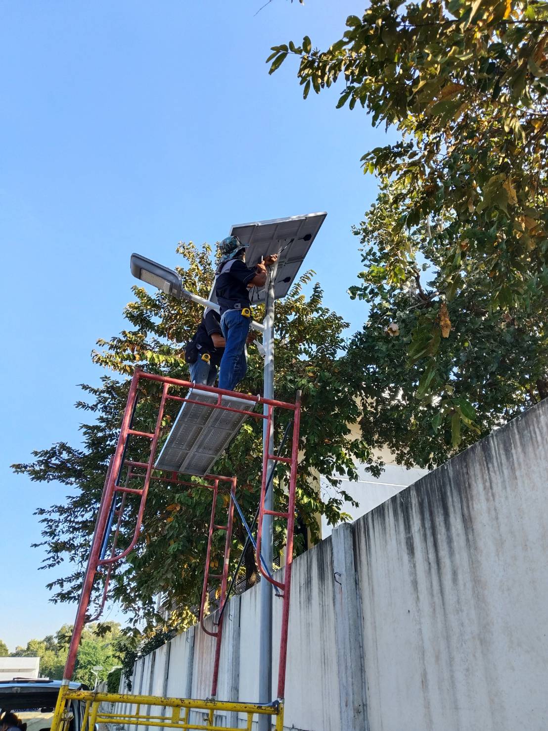 โคมไฟถนนโซล่าเซลล์ Series Y แผงเเยกโคมได้ (12800 Lumens + แผง 200 W) (แสง : ขาว)