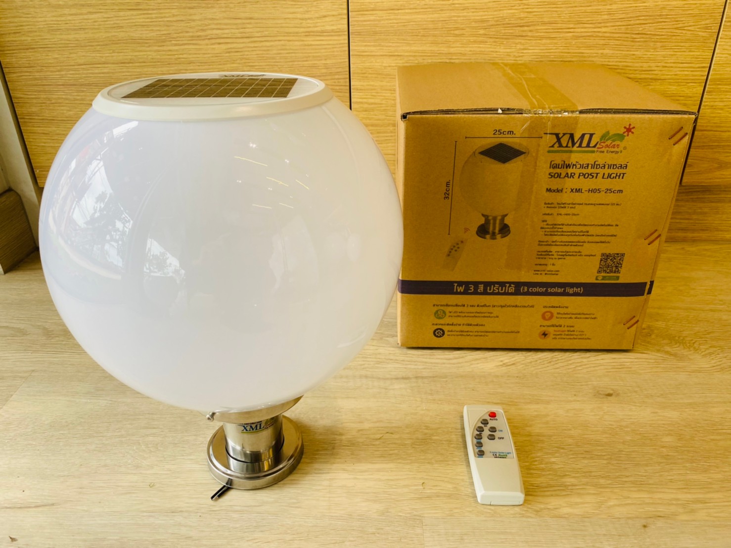 โคมไฟหัวเสาโซล่าเซลล์ ทรงกลมฐานสเเตนเลส (25 ซม.) + Remote (เปิดได้ 3 แสง)+AC