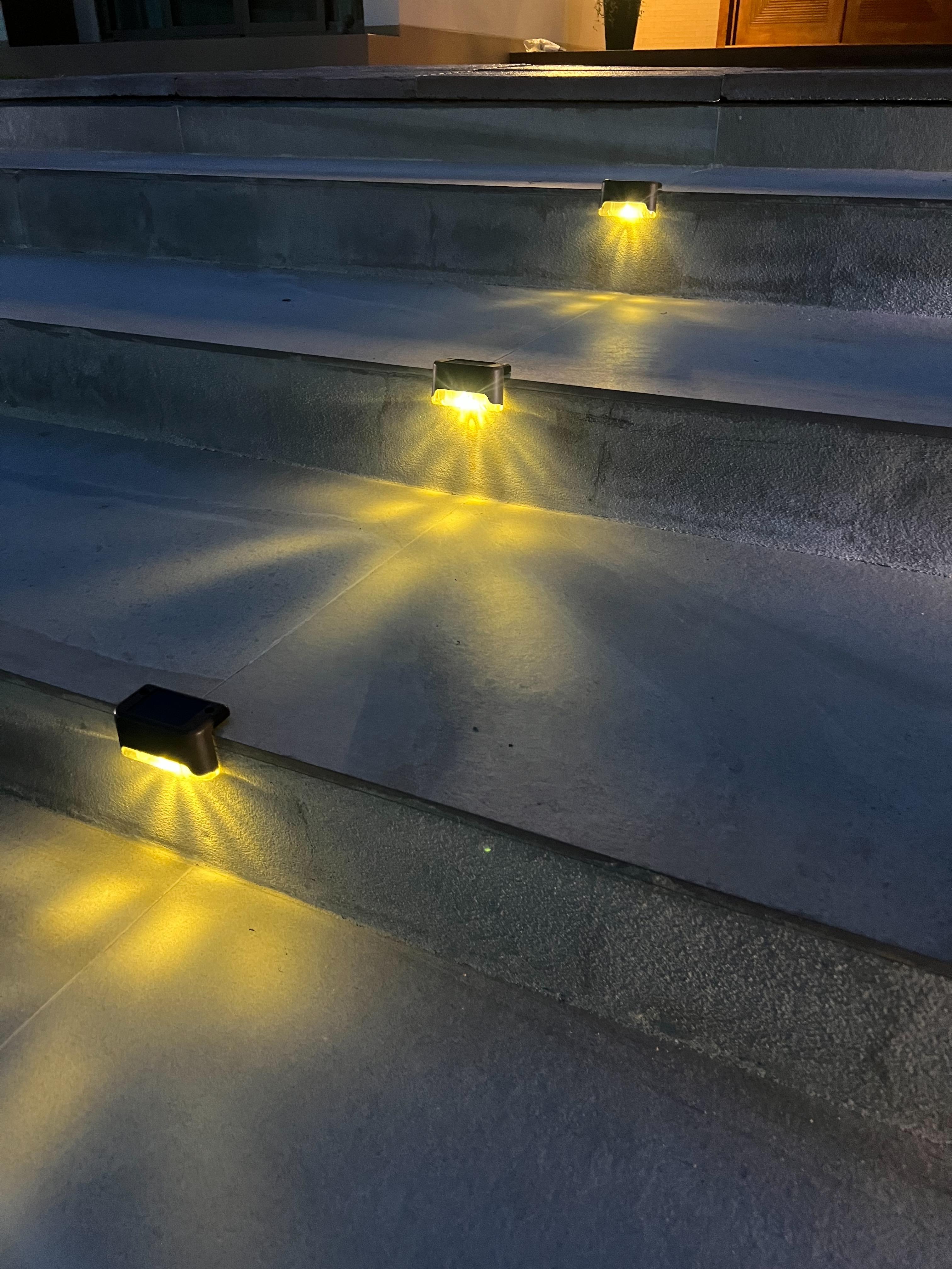 ไฟโซล่าเซลล์ติดบันได 1 LED (สีดำ) (แสง : เหลืองวอมไวท์) (ซื้อ 1 เเถม 7)