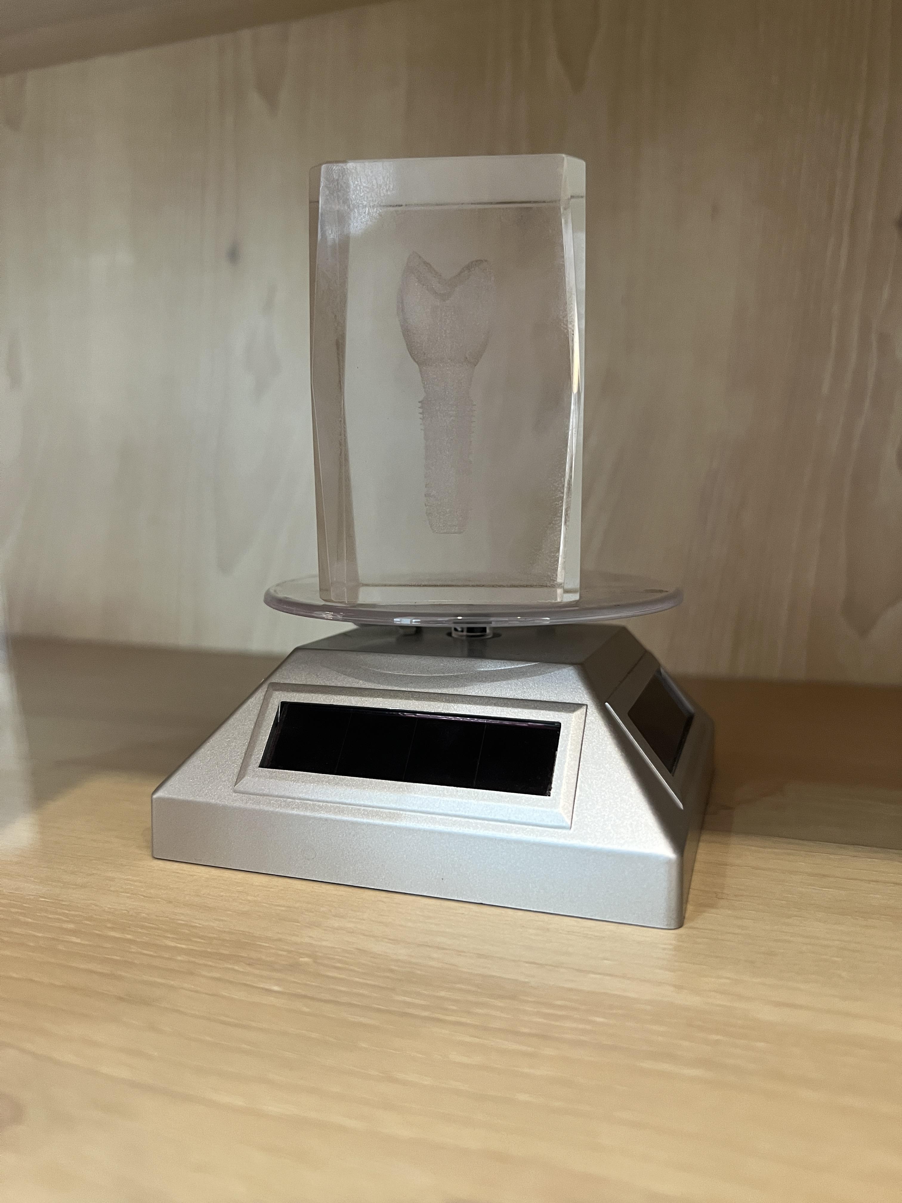 เเท่นโชว์สินค้าหมุนได้ พลังเเสงอาทิตย์ (รุ่น สีเทา)