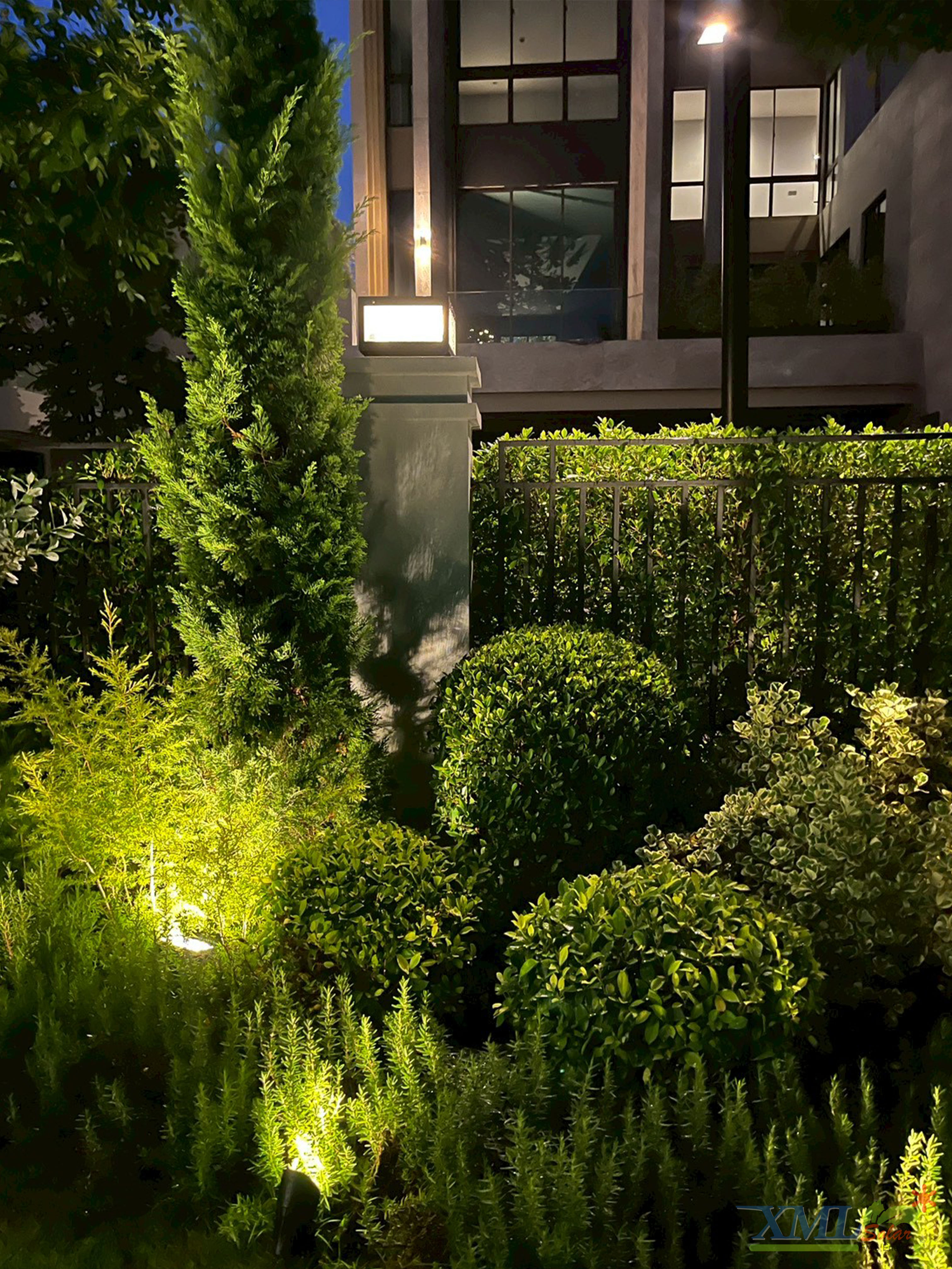 โคมไฟหัวเสาโซล่าเซลล์ ทรงสี่เหลี่ยม รุ่น TZ-3645-L ไซส์ใหญ่ (เปิดได้ 2 แสง)