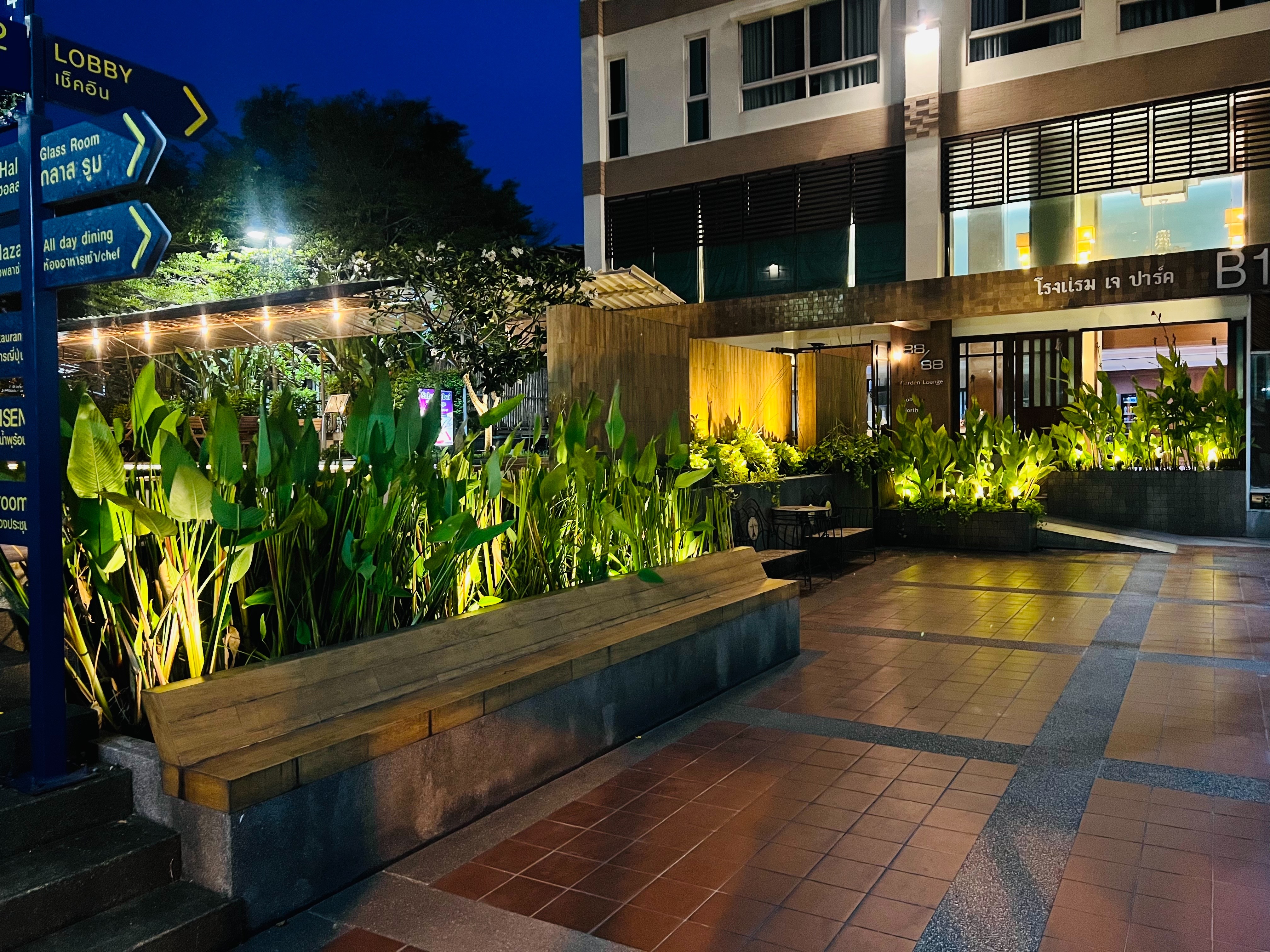 โคมไฟปักสนามโซล่าเซลล์ แพ็ค 4 ดวง รุ่น MD-SSL88 (แสง : เหลืองวอมไวท์)