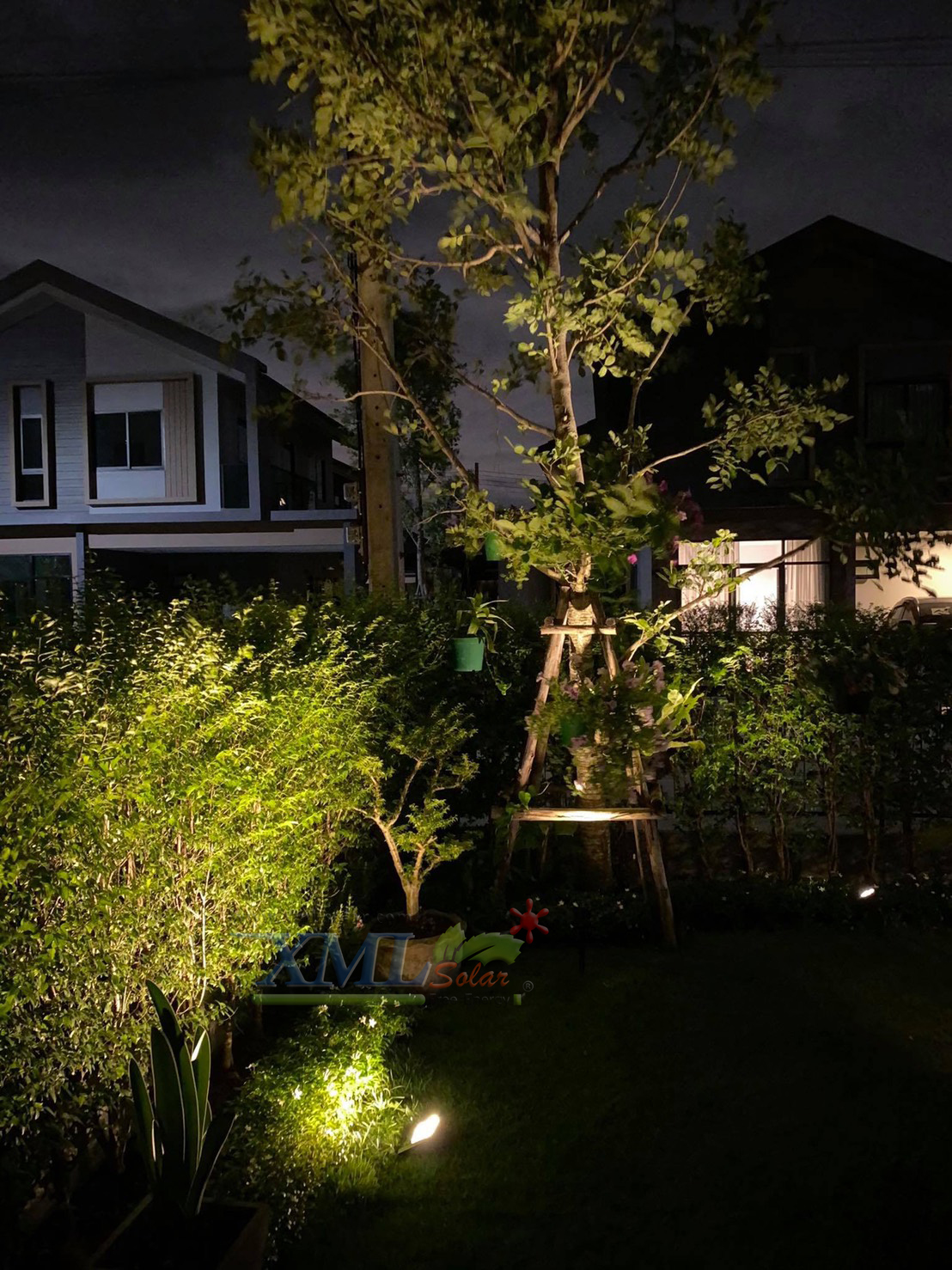 รุ่นประหยัด ไฟสปอตไลท์โซล่าเซลล์ 40 W. รุ่น MODI x XML (เปิดได้ 3 แสง)