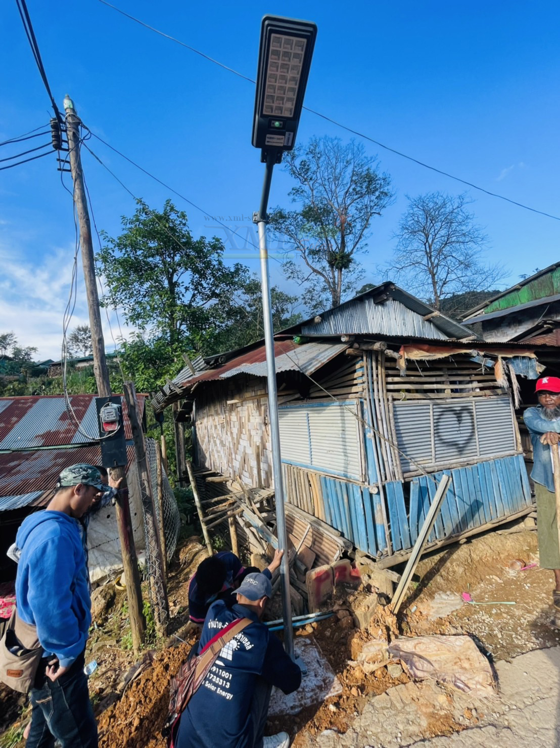 โคมไฟถนนโซล่าเซลล์ XML-Solar 200W (แสง : ขาว)(สว่างค้าง)