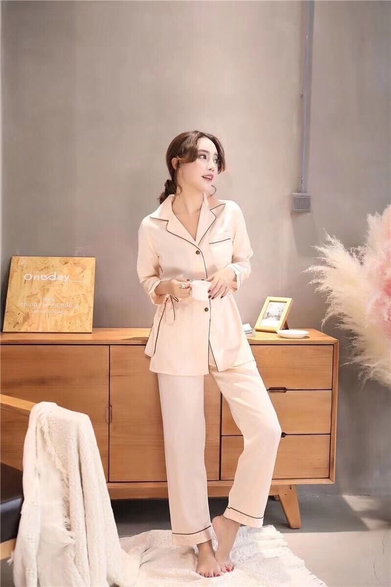 ชุดนอน เซ็ต 3 ชิ้น ผ้าsilk satin เนื้อนุ่มพริ้วบางเบา สวมใส่สบายไม่คัน ดีไซน์เรียบหรูซ่อนหวาน มี 2 สี เทา ครีม ชุดละ 690 บาท