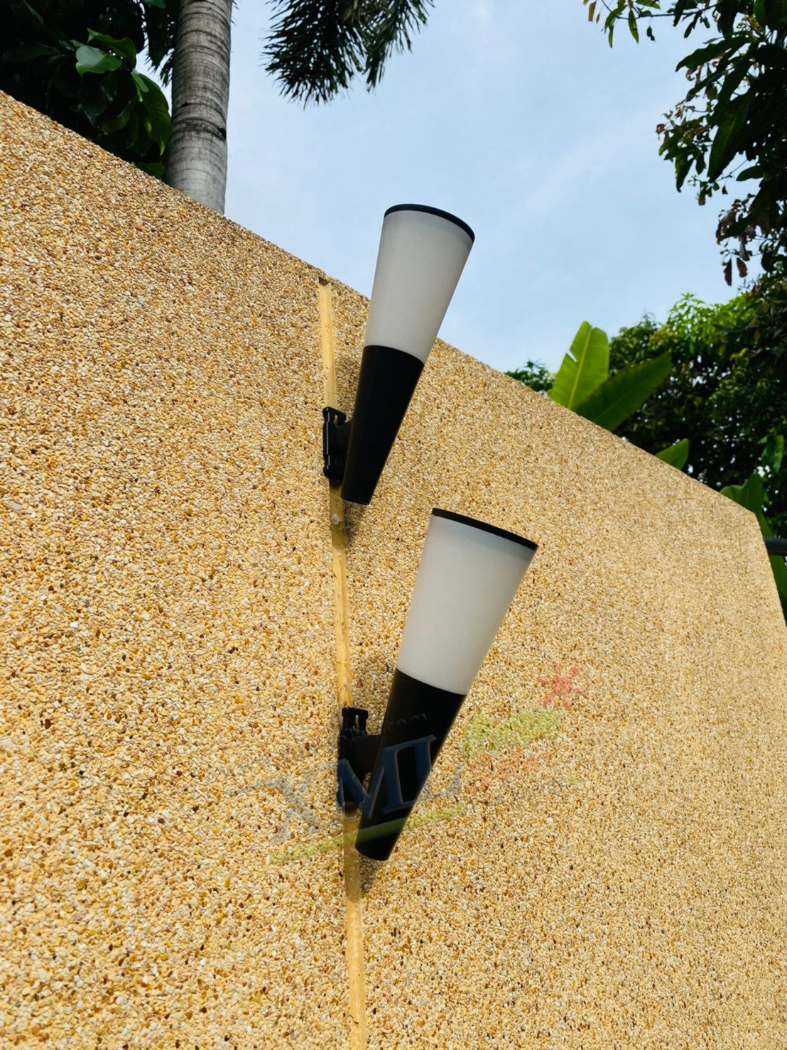 โคมไฟผนังโซล่าเซลล์ ทรงกรวย ไซต์ Mini (เเสง : ขาว + เหลืองวอมไวท์)