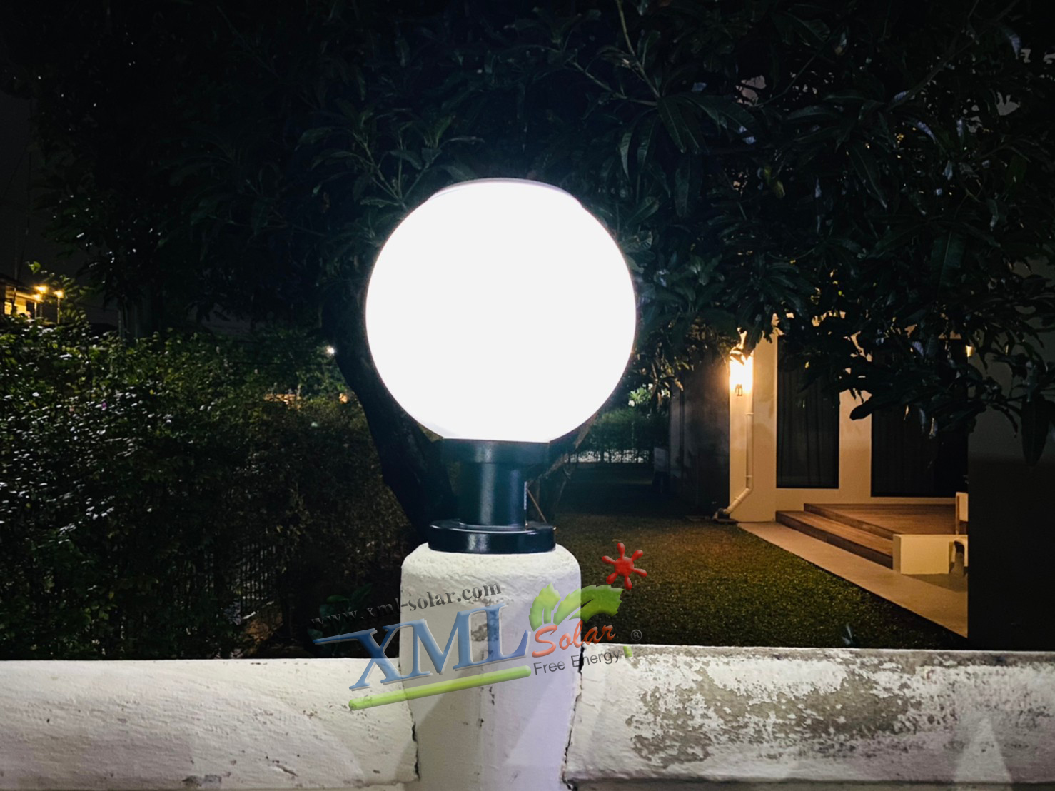 โคมไฟหัวเสาโซล่าเซลล์ ทรงกลมฐานดำ (25 ซม.) + Remote (เปิดได้ 3 แสง)+AC