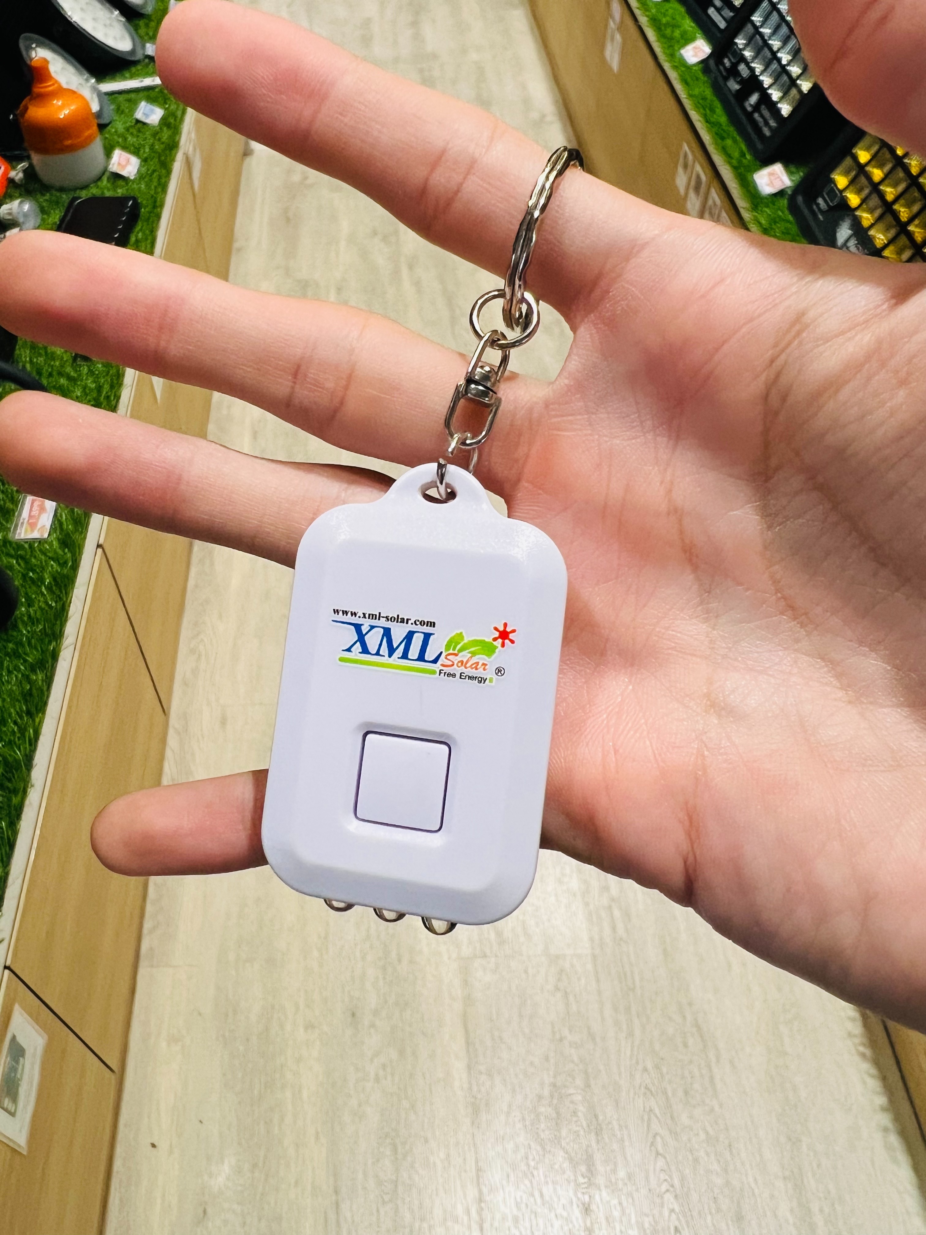 พวงกุญแจไฟฉายโซล่าเซลล์ 3 LED (คละสี ได้รับ 1 ชิ้น)