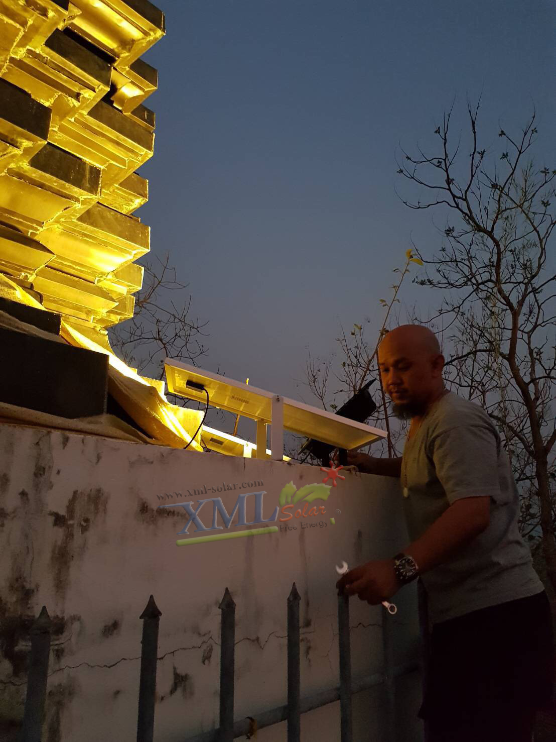 สปอร์ตไลท์โซล่าเซลล์ 300 W. รุ่นใหม่ JD8300L (แสง : เหลืองวอมไวท์) สำเนา