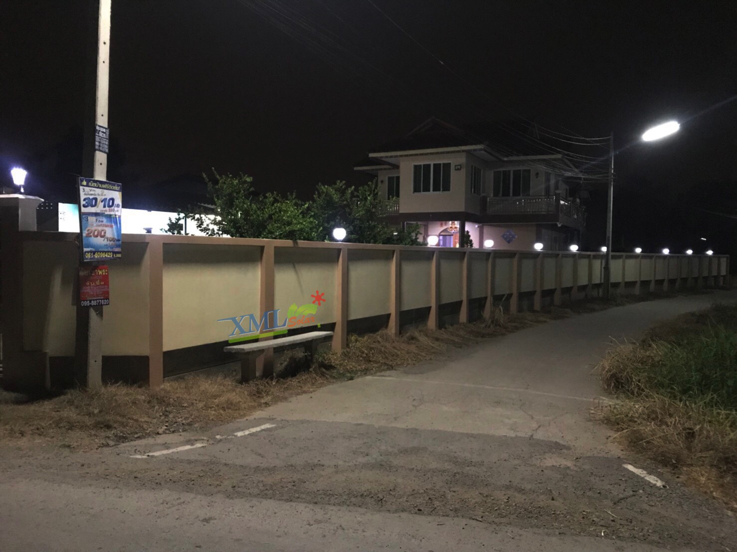 โคมไฟหัวเสาโซล่าเซลล์ ทรงกลมฐานสเเตนเลส (20 ซม.) + Remote (เปิดได้ 3 แสง)+AC