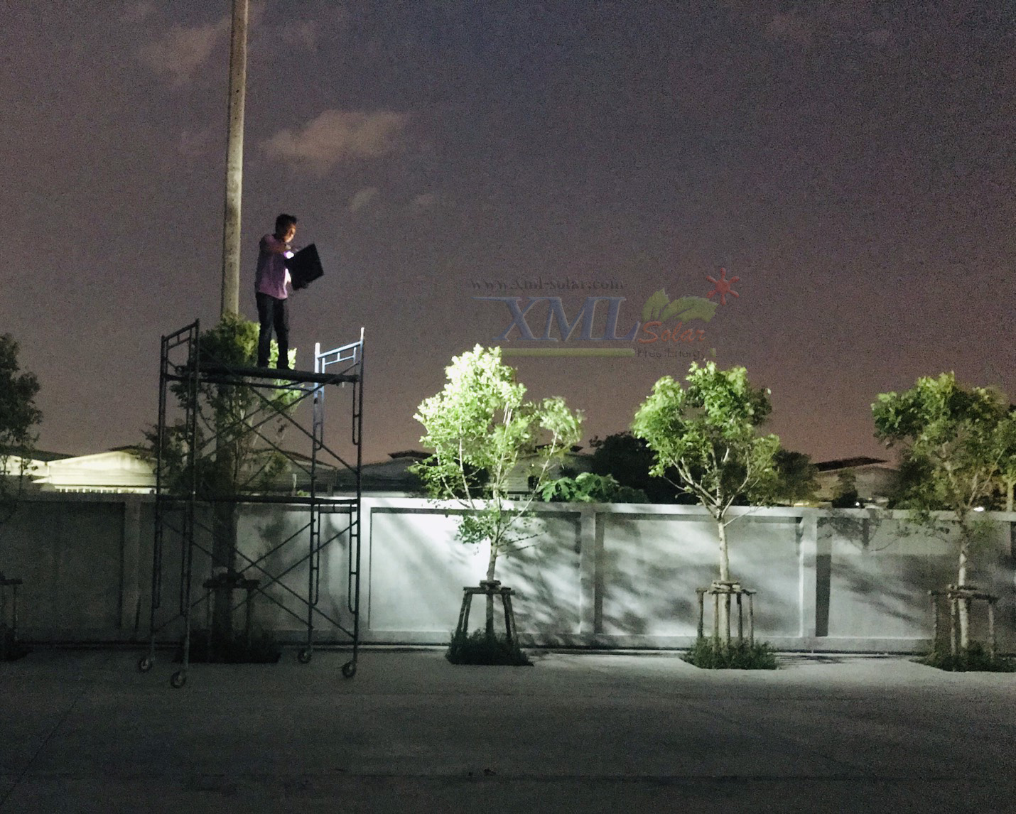 ไฟสปอตไลท์โซล่าเซลล์ 300W (เเสง : คูลไวท์)