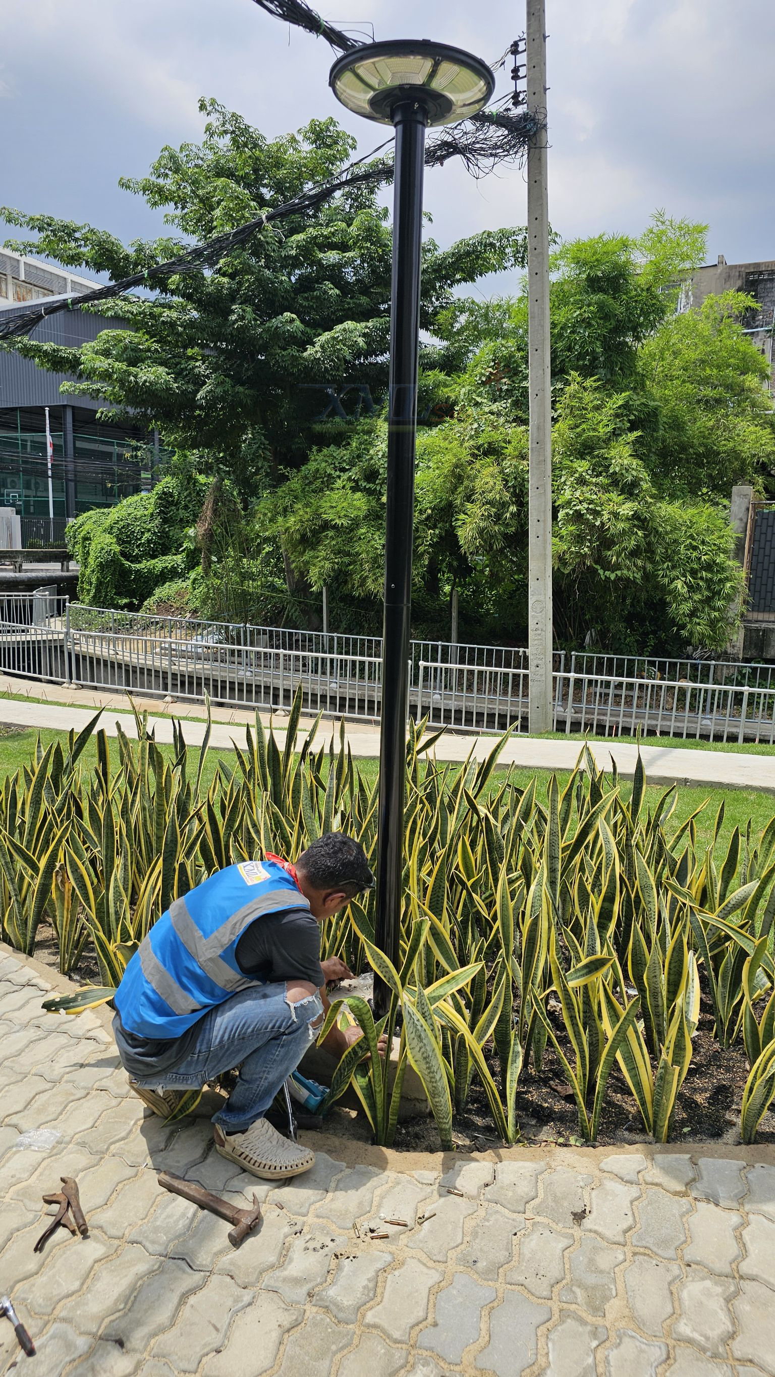 ชุดเสาพร้อมโคม SET A (โคมไฟโซล่าเซลล์ UFO SLT39-300W + เสาเหล็กดำสูง 2.82 เมตร)(เปิดได้ 3 แสง)