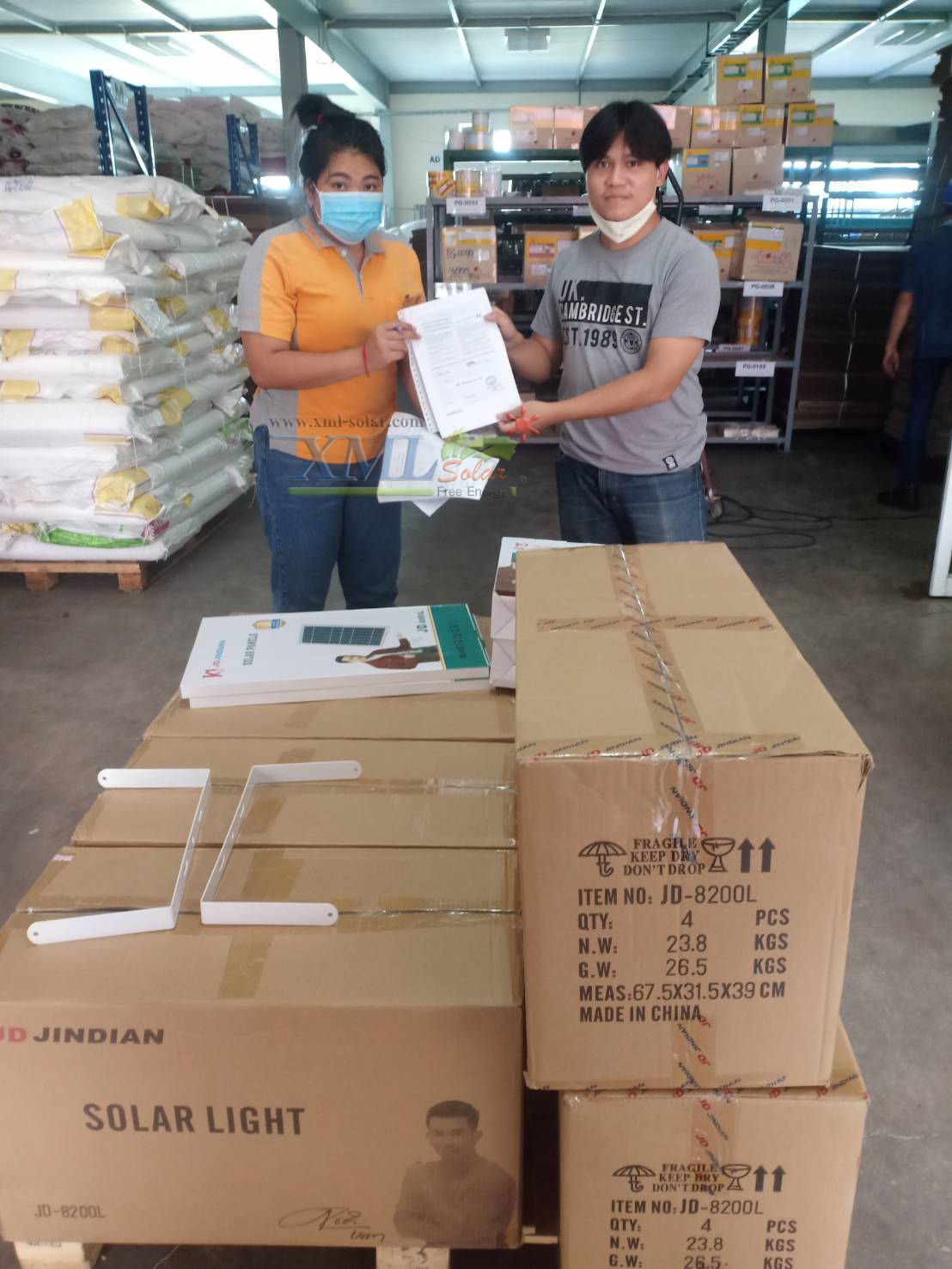 สปอร์ตไลท์โซล่าเซลล์ 200 W. รุ่นใหม่ JD8200L (แสง : เหลืองวอมไวท์)