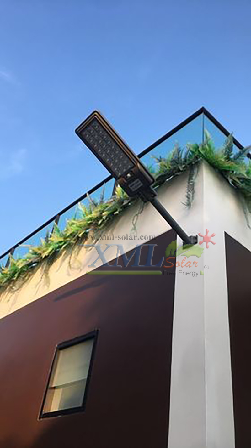 โคมไฟถนนโซล่าเซลล์ XML-Solar 300W (แสง : ขาว)(สว่างค้าง)