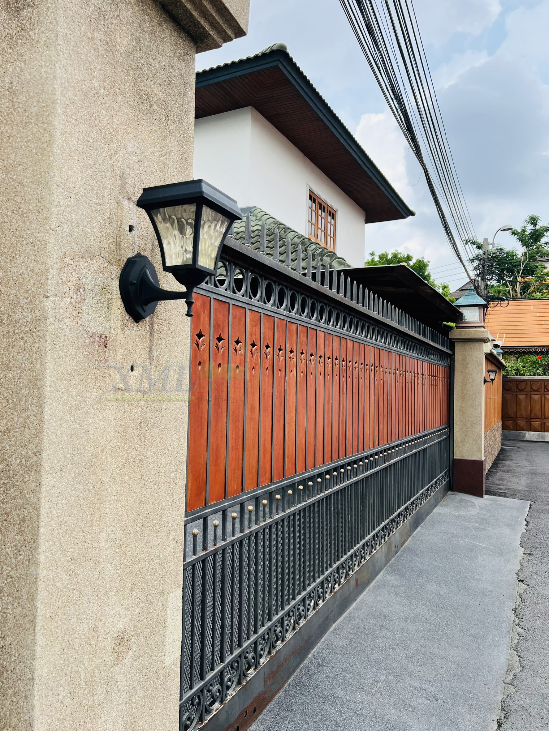 โคมไฟกิ่งโซล่าเซลล์ รุ่นใหม่ ทรงสี่เหลี่ยม ระบบสัมผัส (เเสง : เหลืองวอมไวท์)