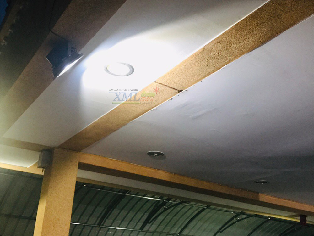 ไฟสปอตไลท์โซล่าเซลล์ 30 Watt กล่องสีน้ำตาล (เปิดได้ 3 แสง)