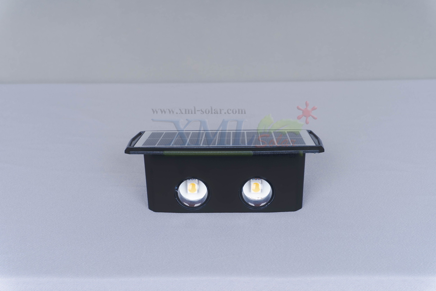 โคมไฟผนังโซล่าเซลล์ 4 LED รุ่นส่องบนล่าง (แสง : เหลืองเข้ม)