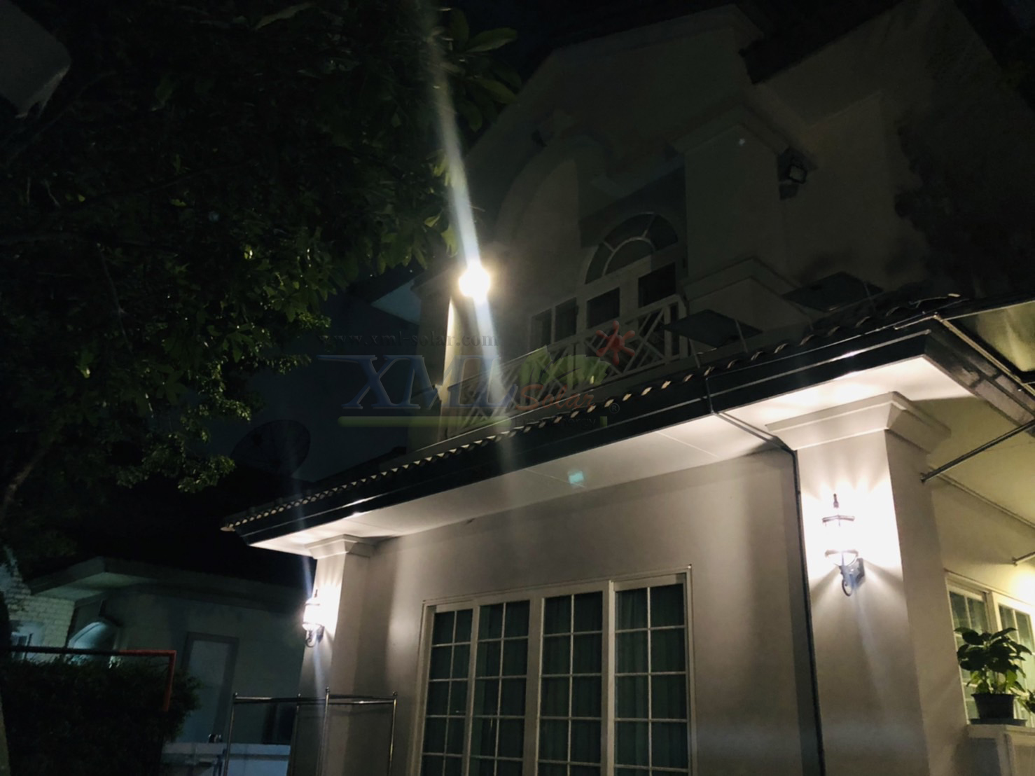 ไฟสปอตไลท์โซล่าเซลล์ 200 Watt กล่องสีน้ำตาล (เปิดได้ 3 แสง)