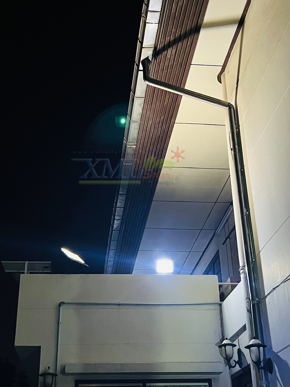 ไฟสปอตไลท์โซล่าเซลล์ 200 Watt กล่องสีน้ำตาล (เปิดได้ 3 แสง)