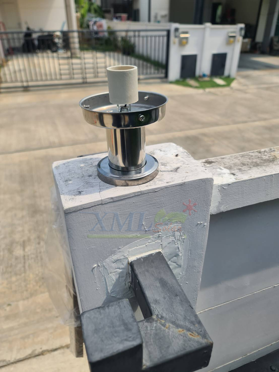 โคมไฟหัวเสาโซล่าเซลล์ ทรงกลมฐานสเเตนเลส (20 ซม.) + Remote (เปิดได้ 3 แสง)+AC