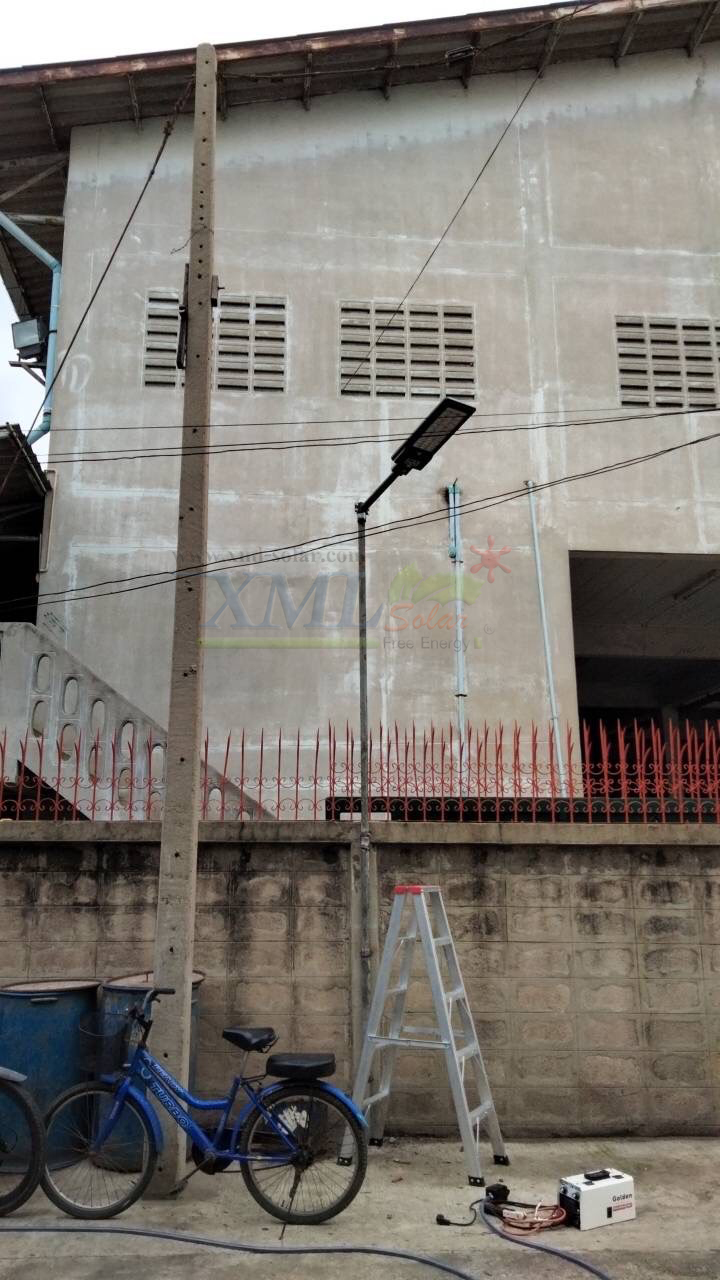 โคมไฟถนนโซล่าเซลล์ XML-Solar 300W (แสง : ขาว)(สว่างค้าง)