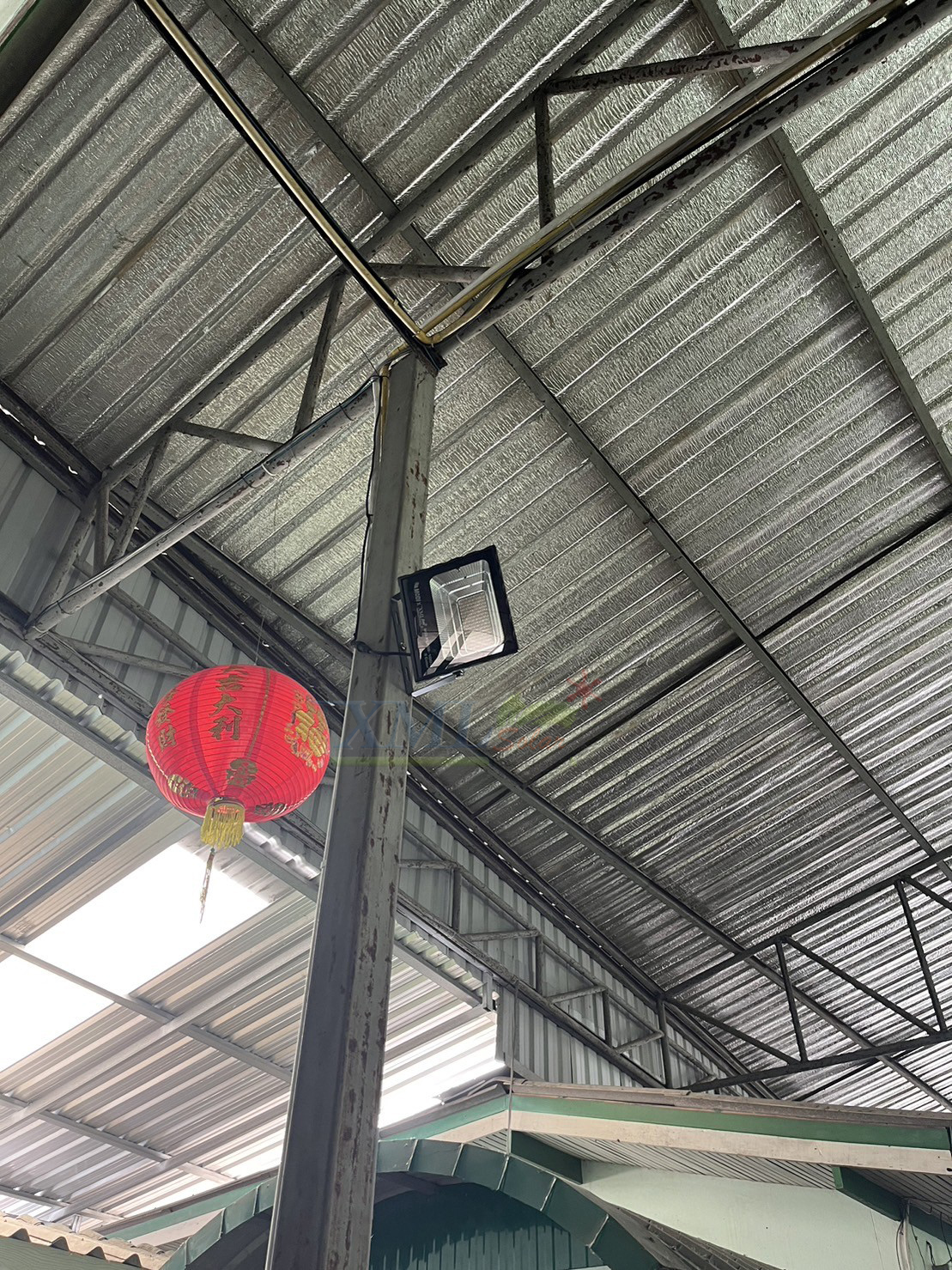 รุ่นประหยัด ไฟสปอตไลท์โซล่าเซลล์ 100 W. รุ่น MODI x XML (เปิดได้ 3 แสง)