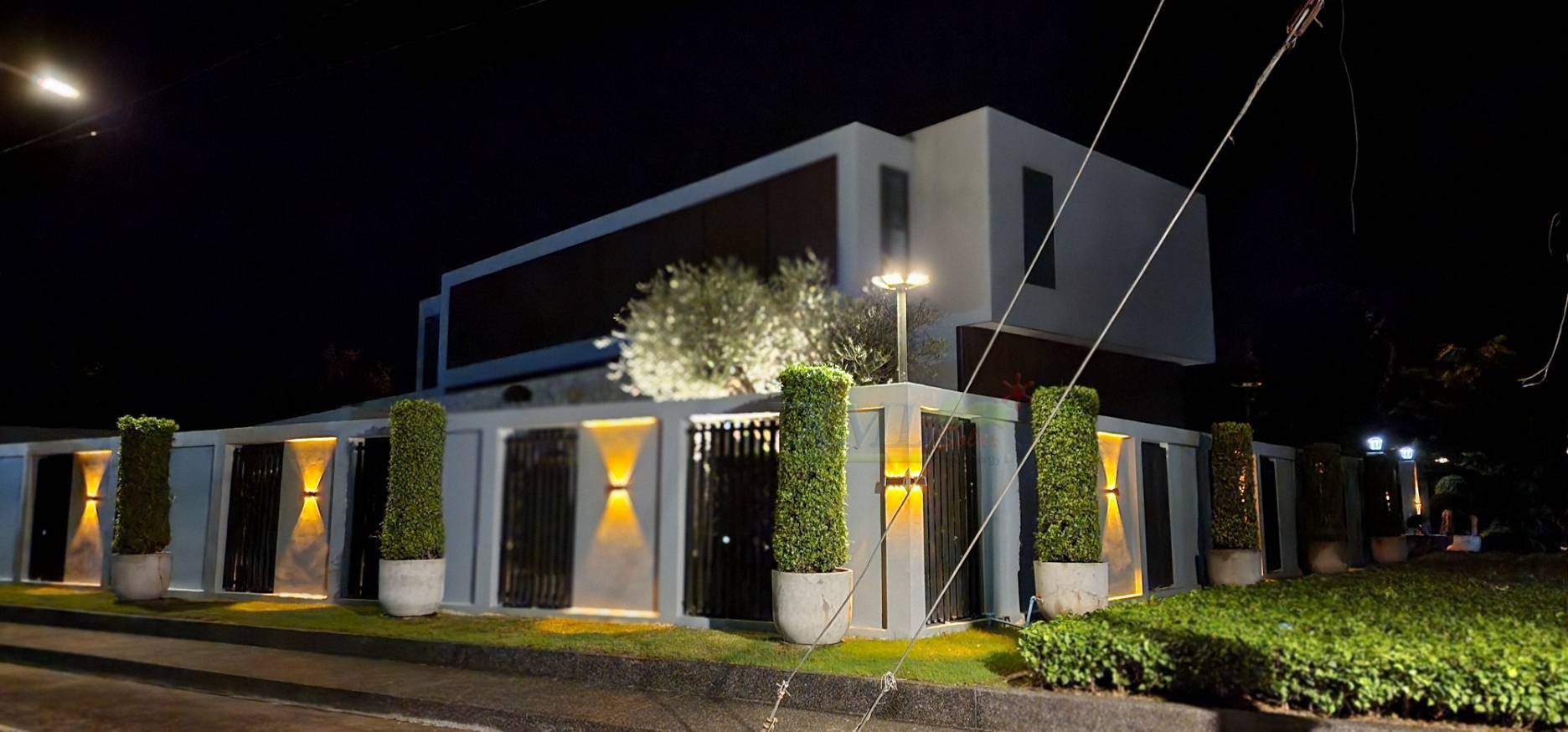 โคมไฟผนังโซล่าเซลล์ 6 LED รุ่นส่องบนล่าง (แสง : เหลืองเข้ม)