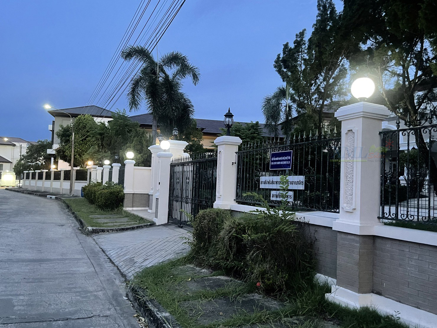 โคมไฟหัวเสาโซล่าเซลล์ ทรงกลมฐานสเเตนเลส (30 ซม.) + Remote (เปิดได้ 3 แสง)+AC