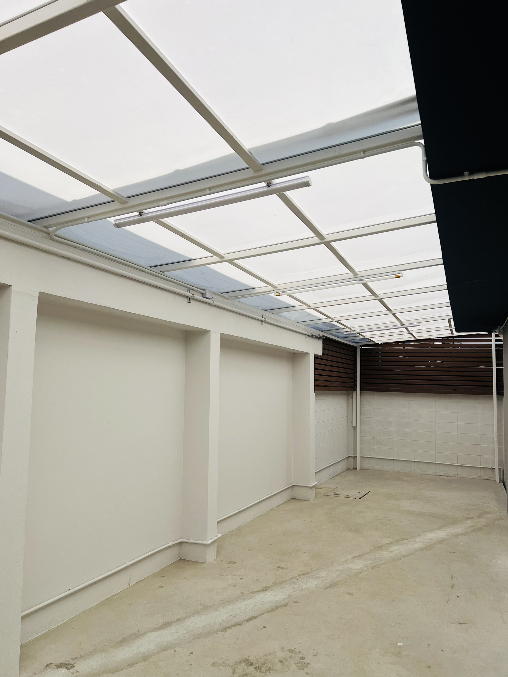 โคมไฟโซล่าเซลล์ ติดเพดาน รุ่นหลอดยาว Series GT (แสง : ขาว)