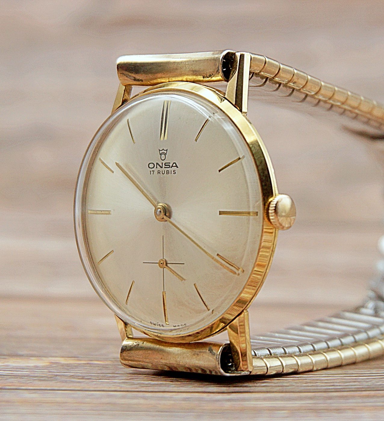 นาฬิกาเก่า ONSA ไขลานสองเข็มครึ่ง