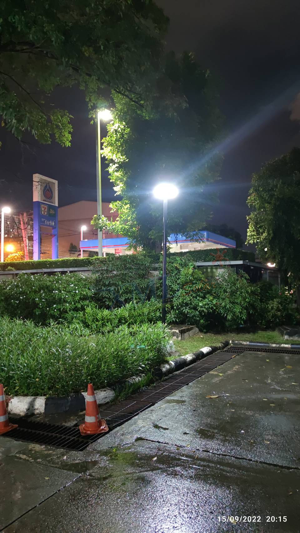 ชุดเสาพร้อมโคม SET B (โคมไฟโซล่าเซลล์ UFO SLT28-300W + เสาเหล็กดำสูง 2.82 เมตร)(แสงขาว)