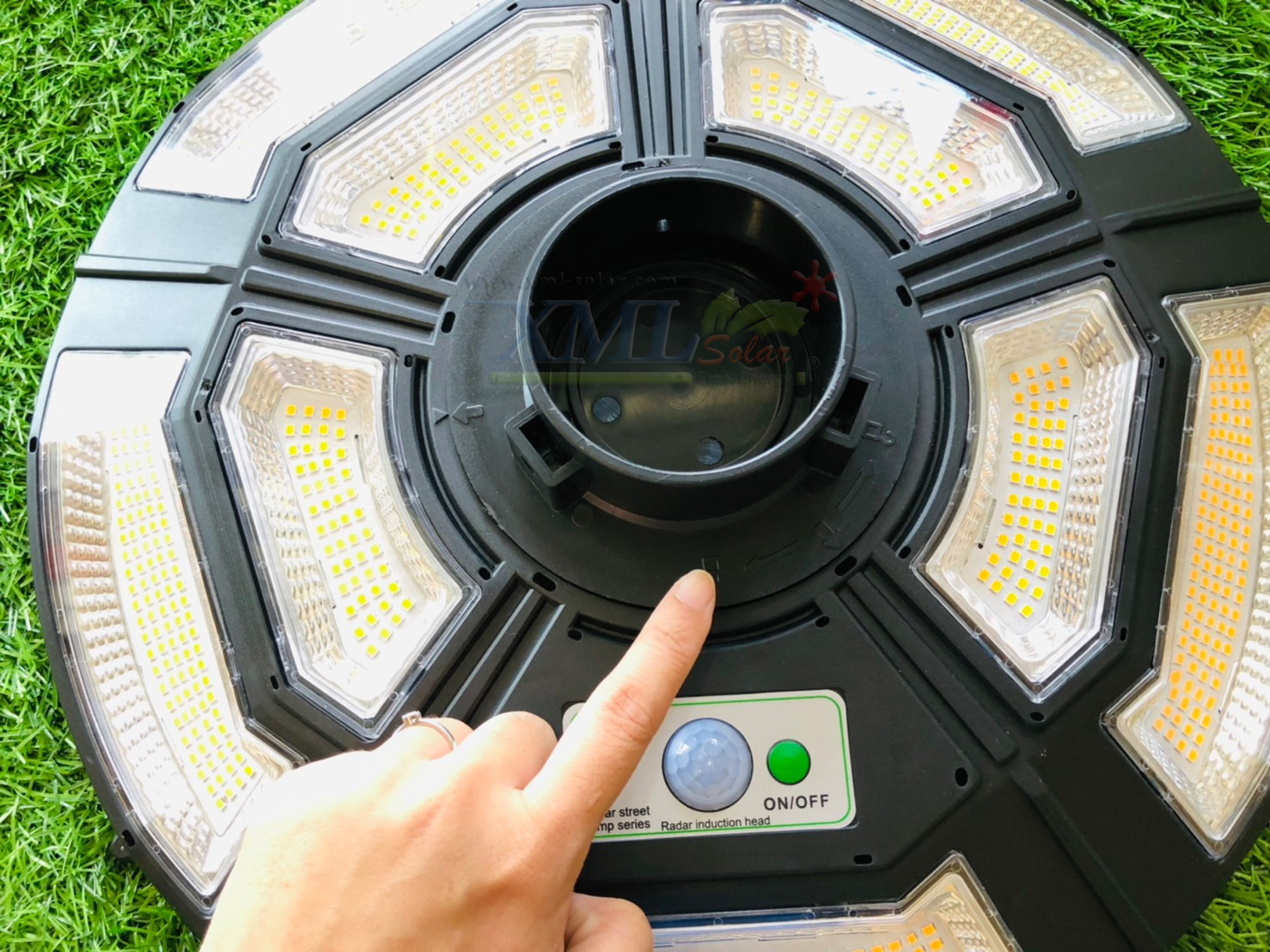 โคมไฟถนนโซล่าเซลล์ UFO ทรงกลม รุ่น 10,000W (9 ช่อง 5 ทิศทาง) ไซส์เล็ก (แสง : ขาว)