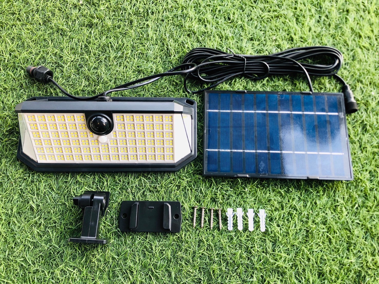 โคมไฟผนังโซล่าเซลล์ 380LED / 410LED รุ่น MD-SOLAR-H1014 (แสง : ขาว)