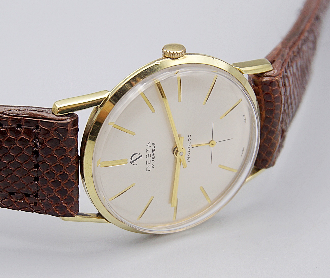 นาฬิกาเก่า DESTA ไขลานสองเข็มครึ่ง